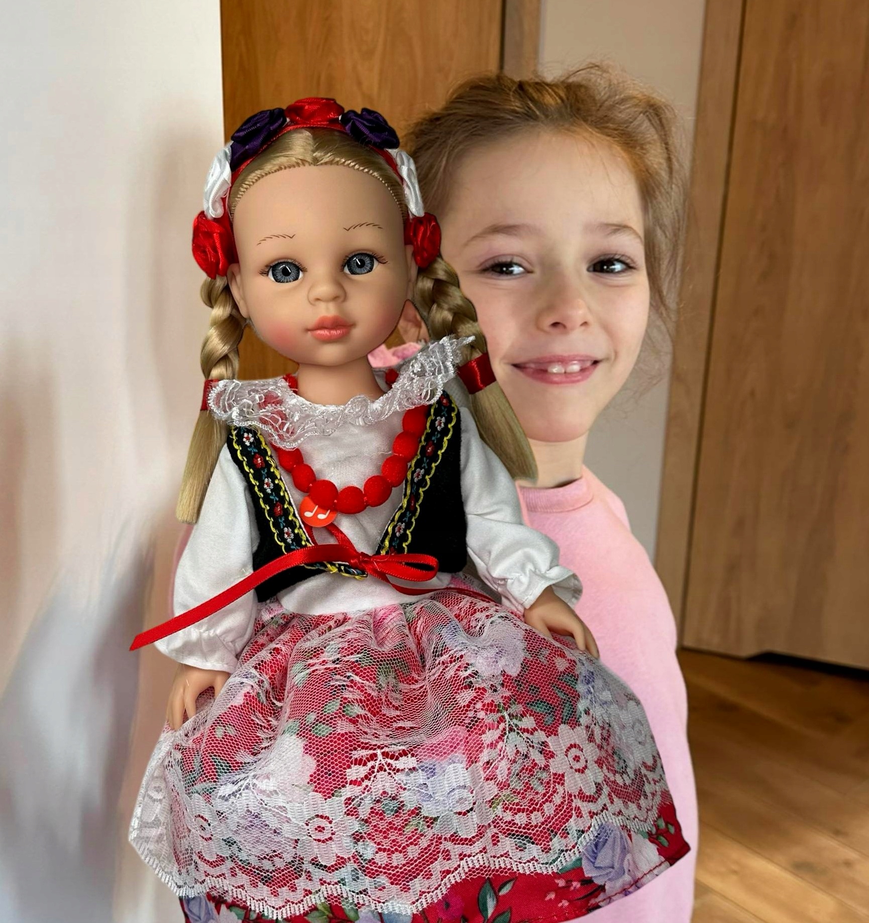 LALKA KRAKOWIANKA W STROJU LUDOWYM BOBAS INTERAKTYWNA MÓWI ŚPIEWA WŁOSY Stan opakowania oryginalne