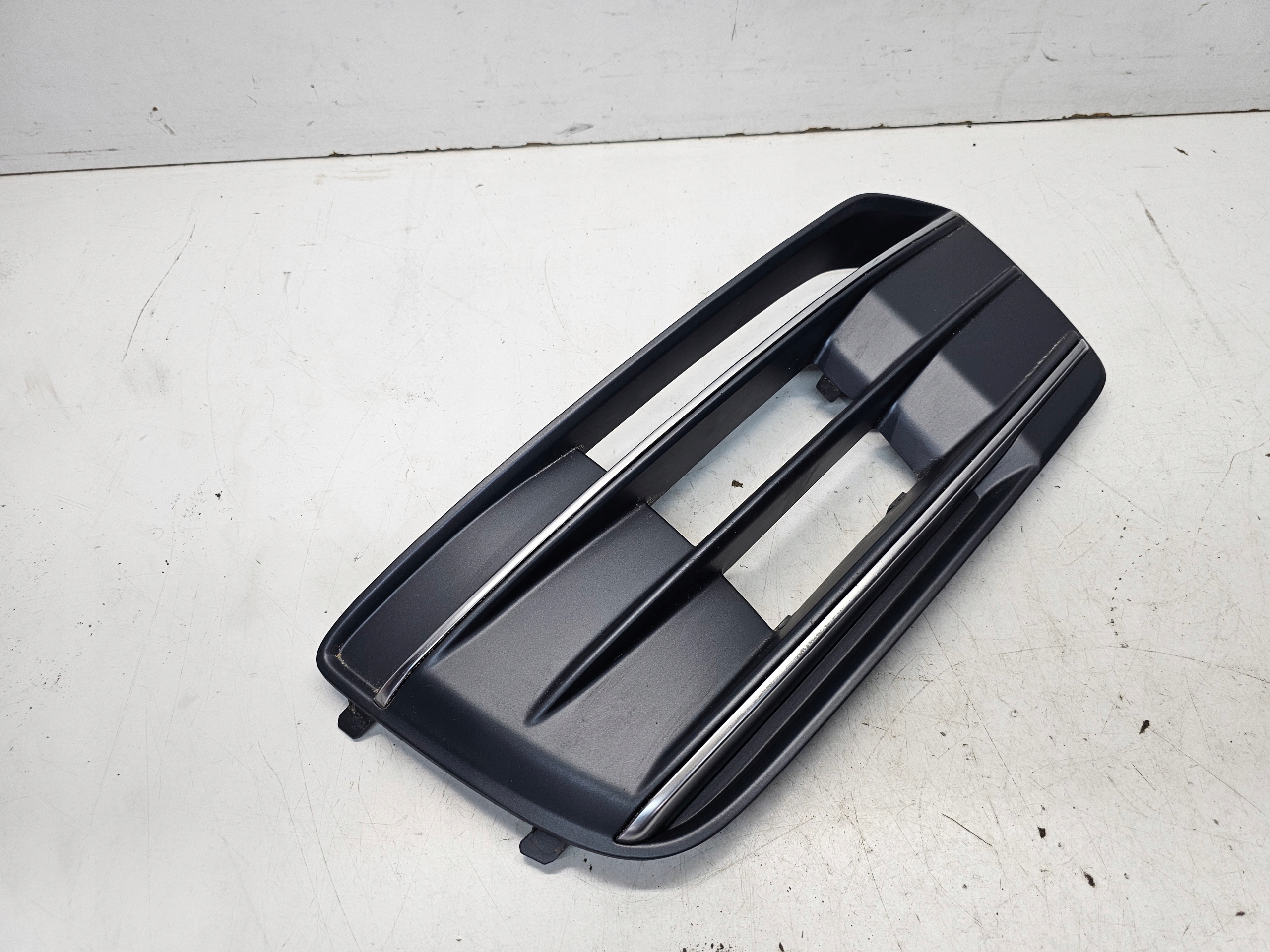 grid grille of a bumper left AUDI Q5 FY 80A807681B