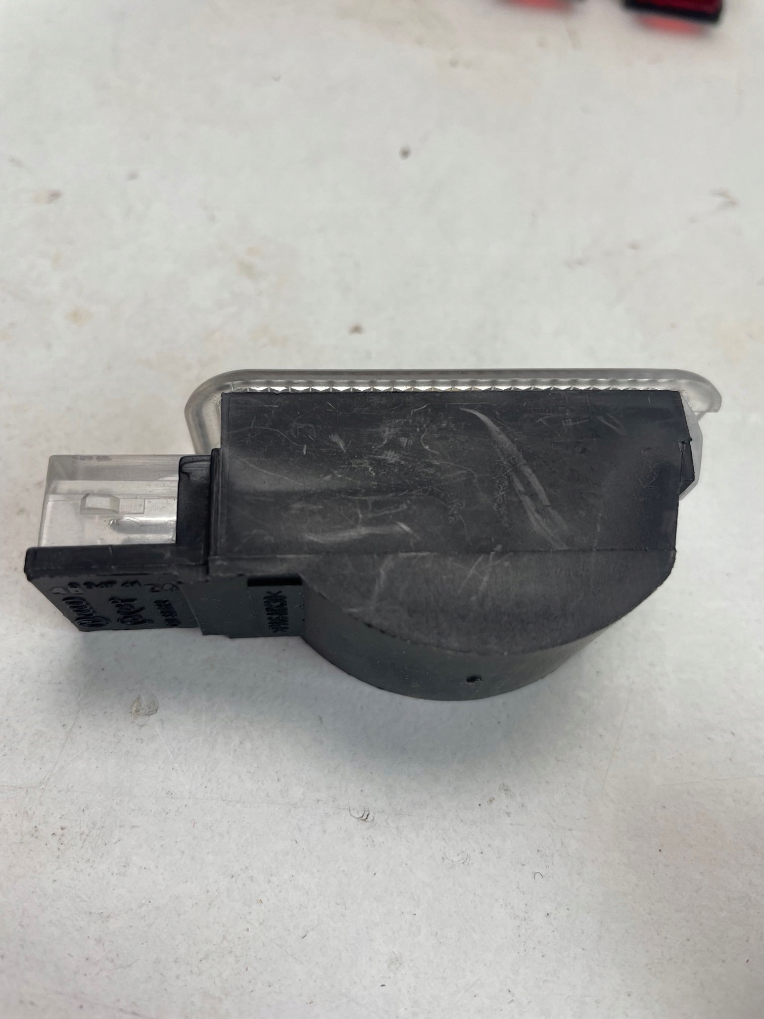 AUDI VW LAMPKA OŚWIETLENIE WNETRZA 4B0947415A Typ samochodu Samochody osobowe