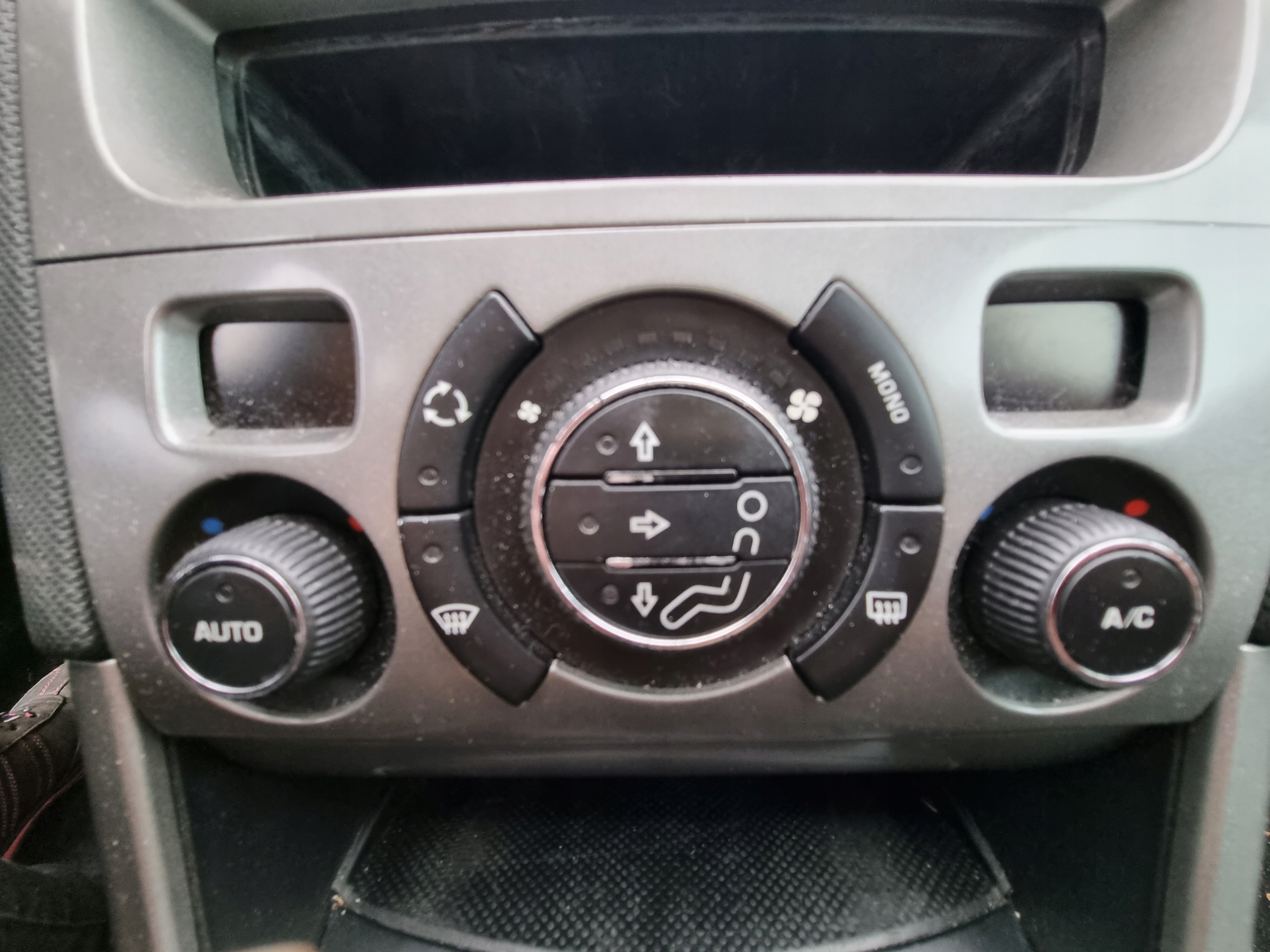 96718462xt 00 - PEUGEOT 308 SW 08-13 ПАНЕЛЬ ВЕНТИЛЯЦИОННОГО ОТВЕРСТИЯ КОНДИЦИОНЕРА ЕС