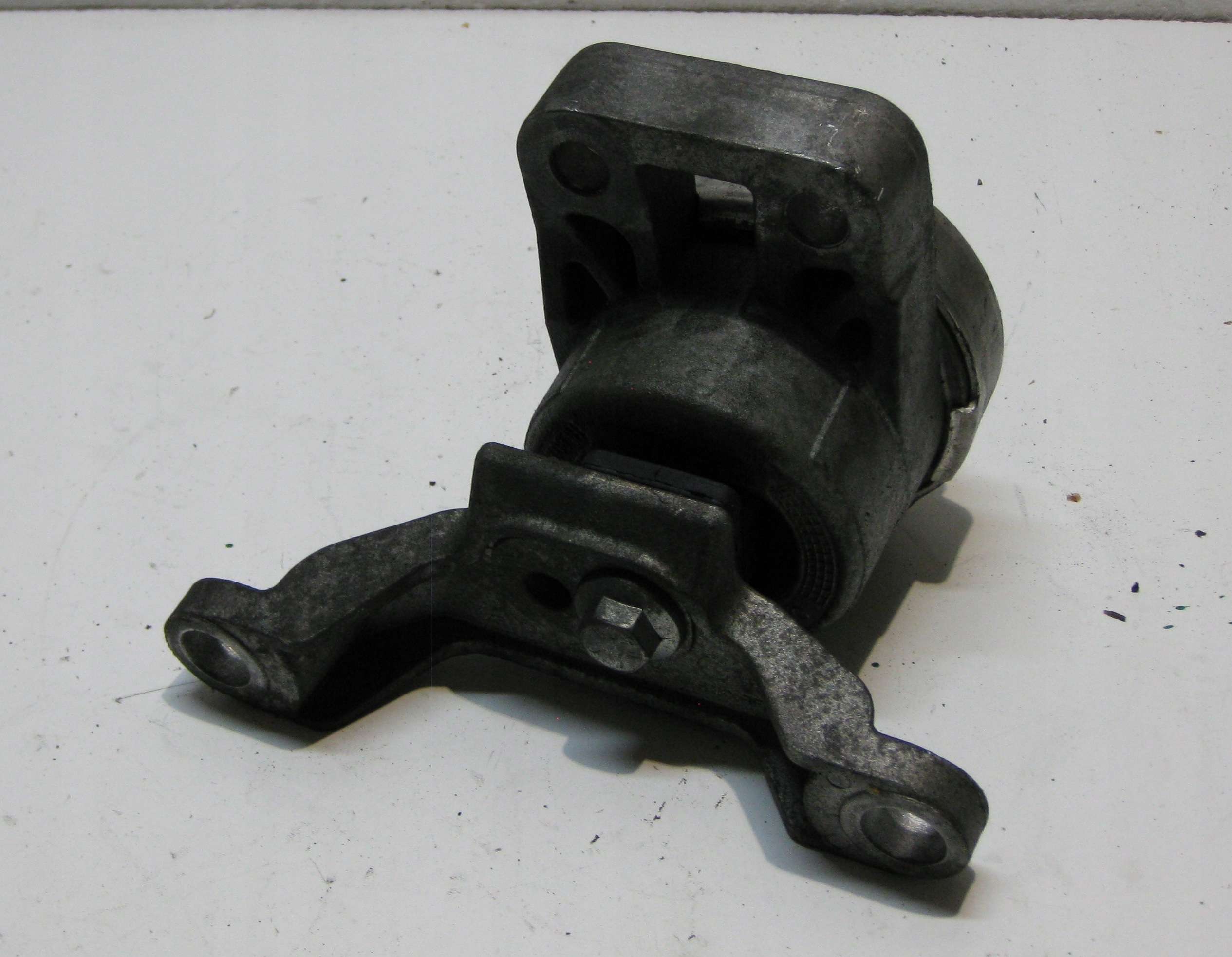 VOLVO V70 2.0 D 09R engine mount 30680702