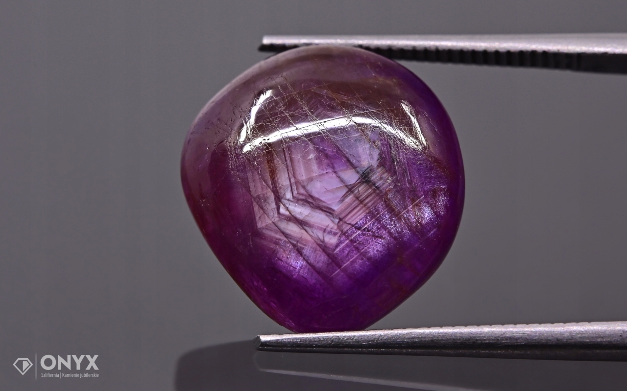 Rubín konvexní nepravidelná deska 14,5x14 mm