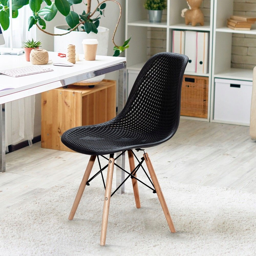 Skandináv áttört műanyag szék fekete-fehér.A bútor szélessége 45 cm