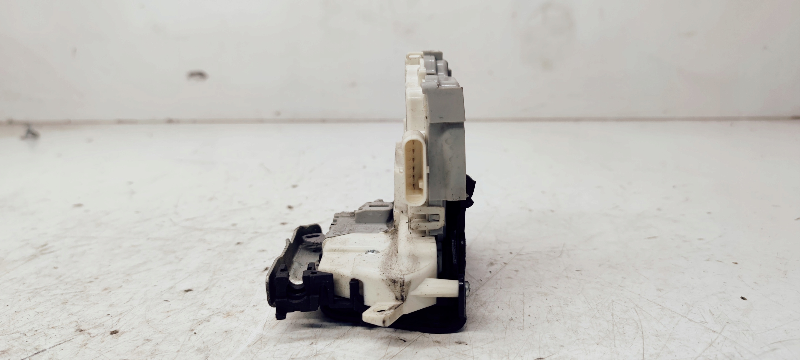 lock door right front AUDI A1 8X1837016 6 PIN