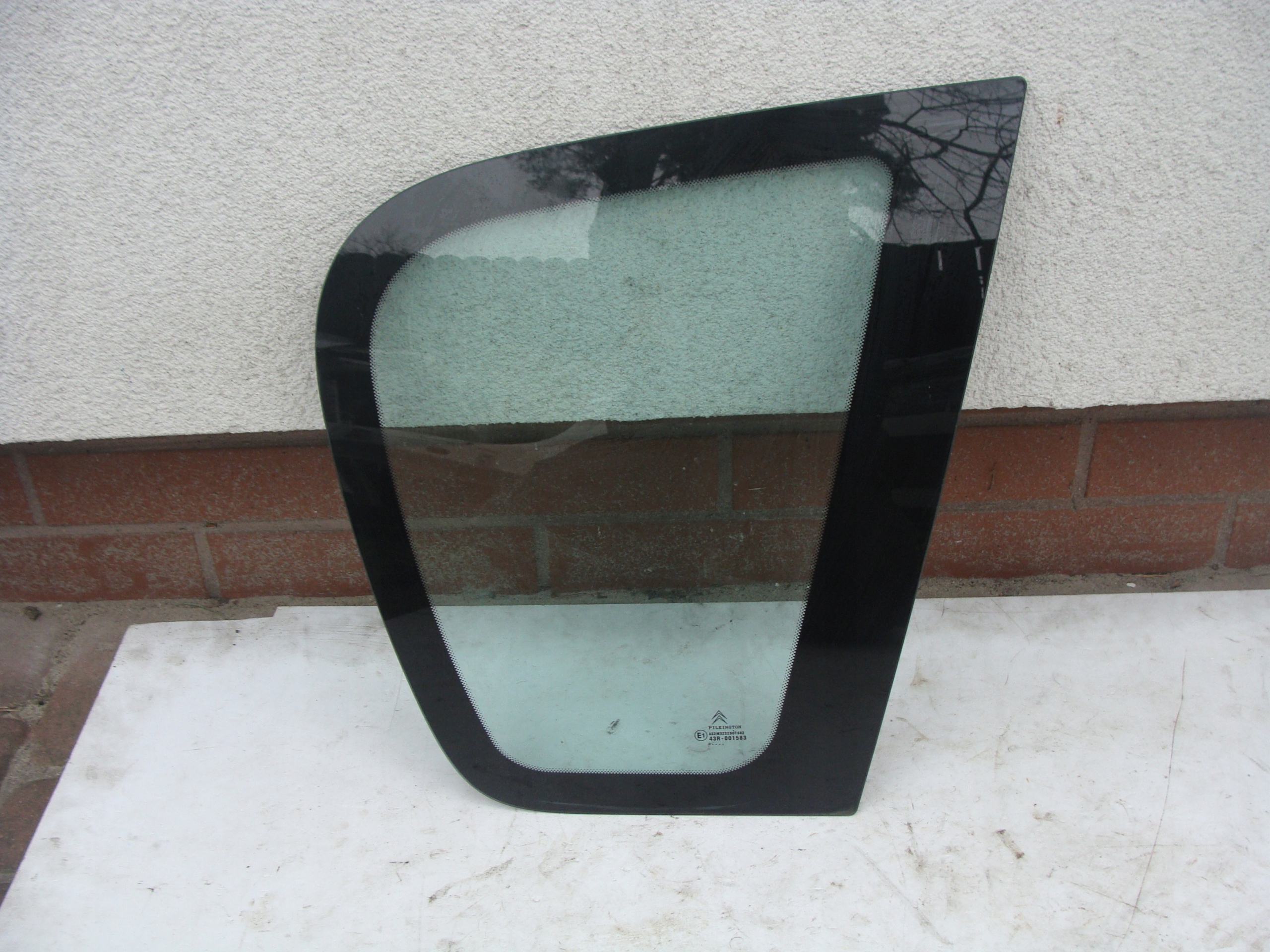 SZYBA KAROSERYJNA PRAWY PRAWA TYŁ CITROEN C3 PICASSO