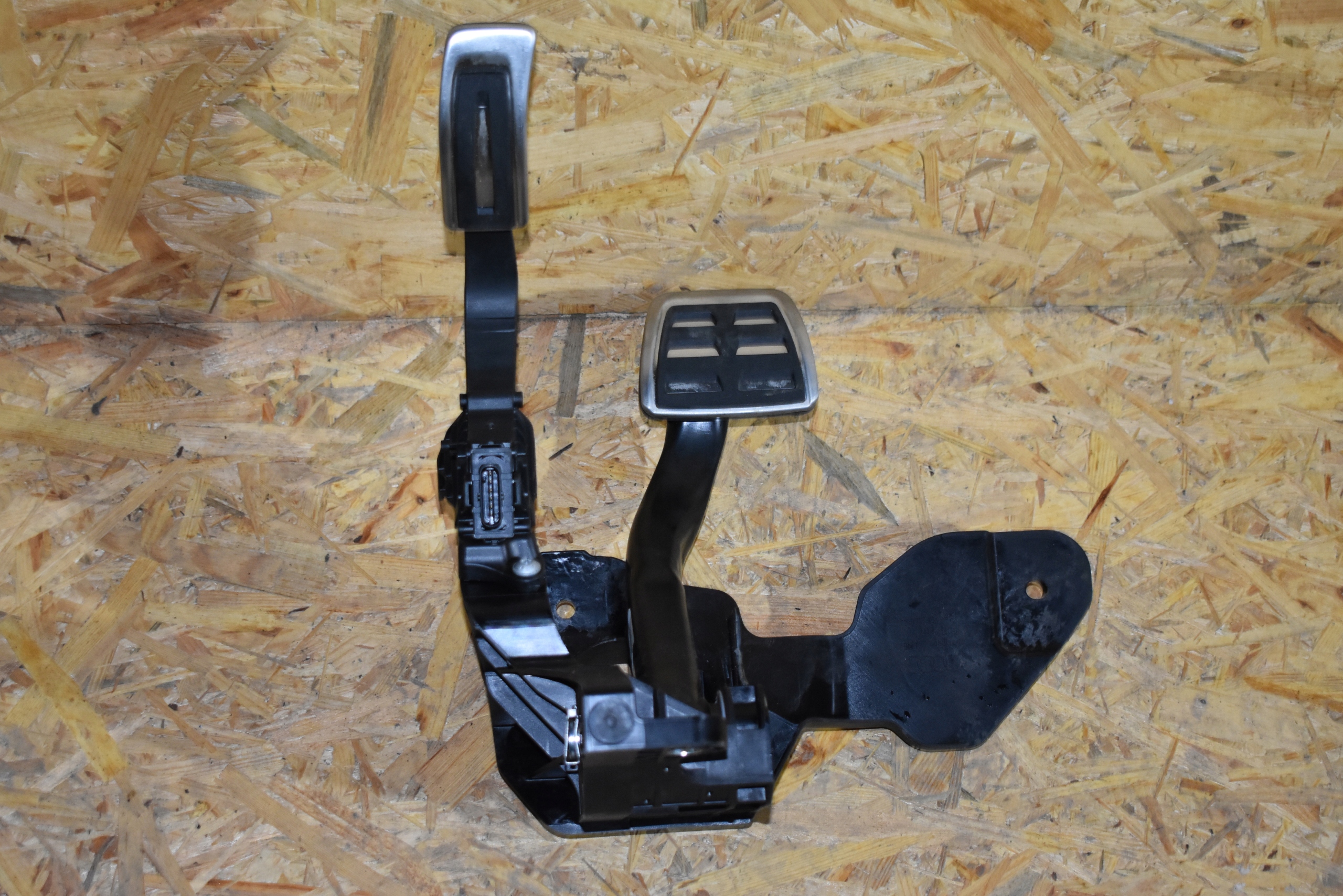 IDEALNY Gaspedal und Bremse AUDI A5 B10 1