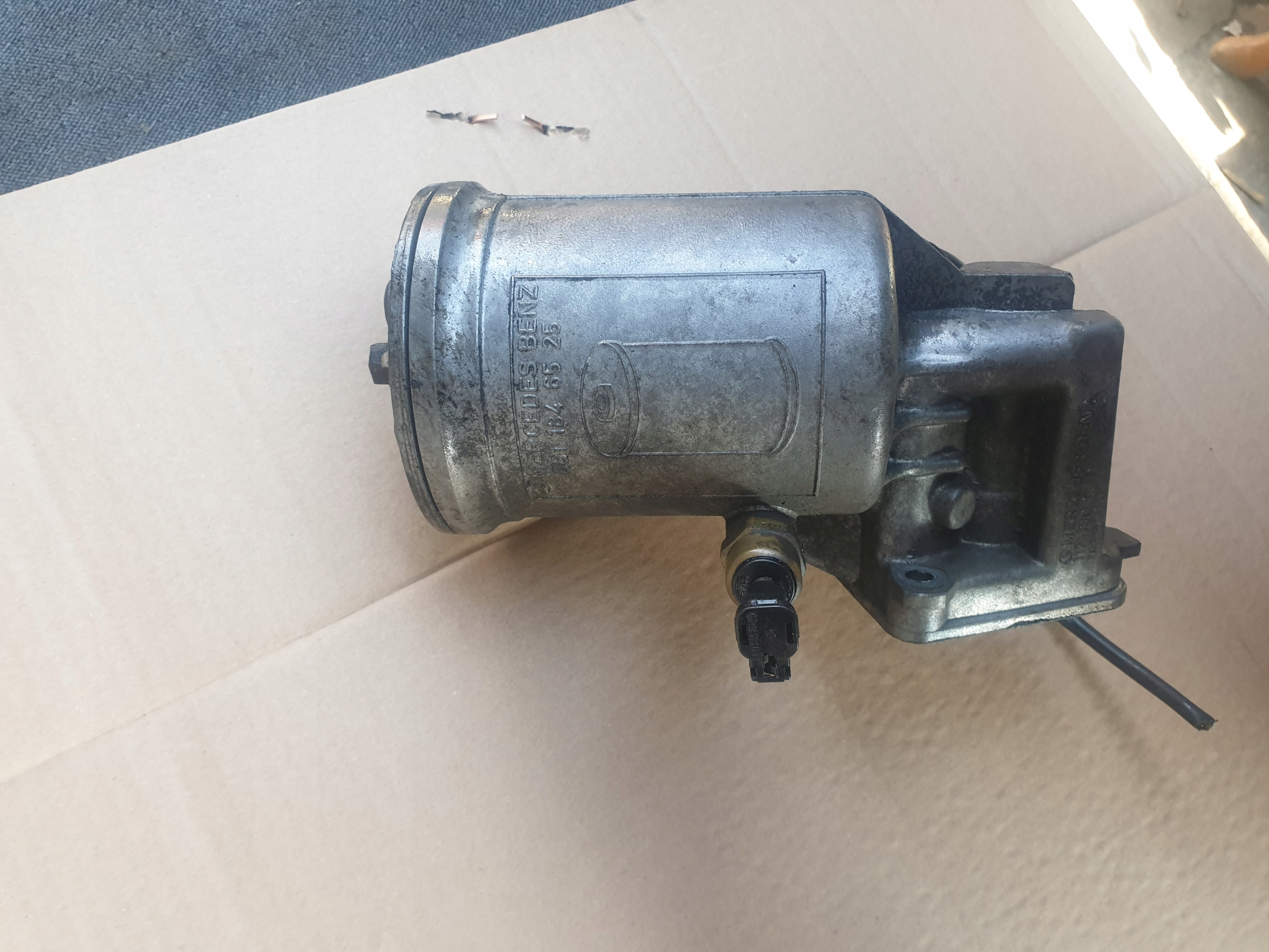 0011846525 - Корпус масляного фильтра MERCEDES W126 SEC 5.0 V8