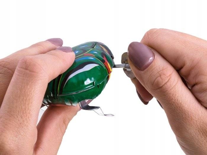 ZABAWKI PRL METALOWA ŻABKA ŻABA NAKRĘCANA KLUCZYKIEM SKACZE KULTOWA Marka 7&7