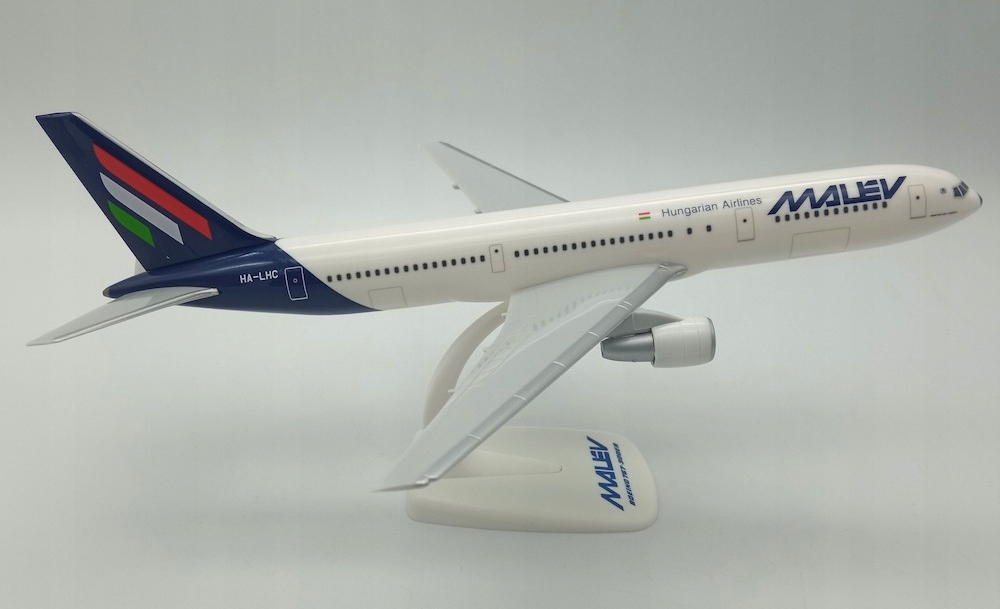Model letadla Boeing 767-300 Malev 1:200
