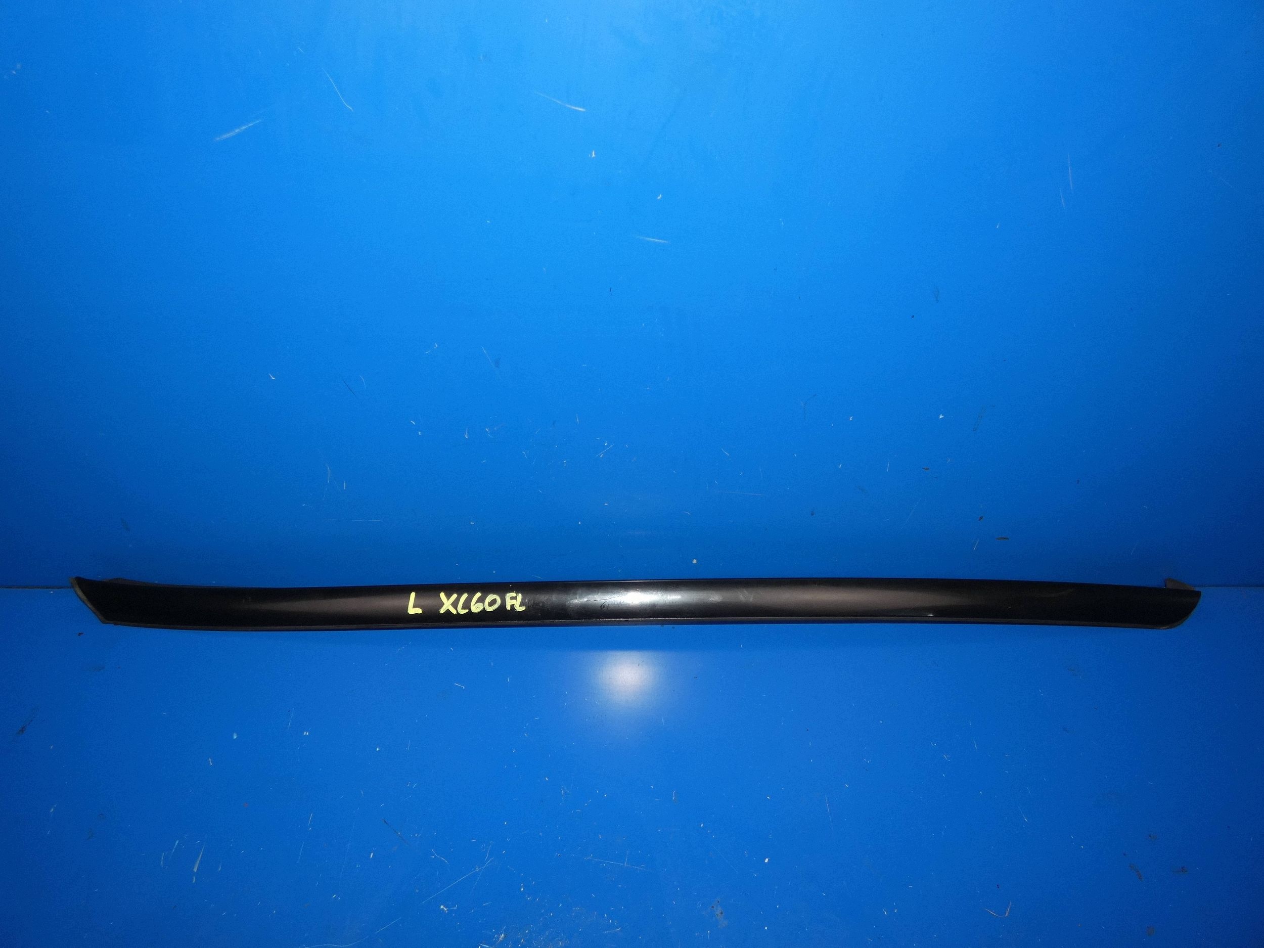 VOLVO XC60 and moulding windows CZOLOWEJ left left front