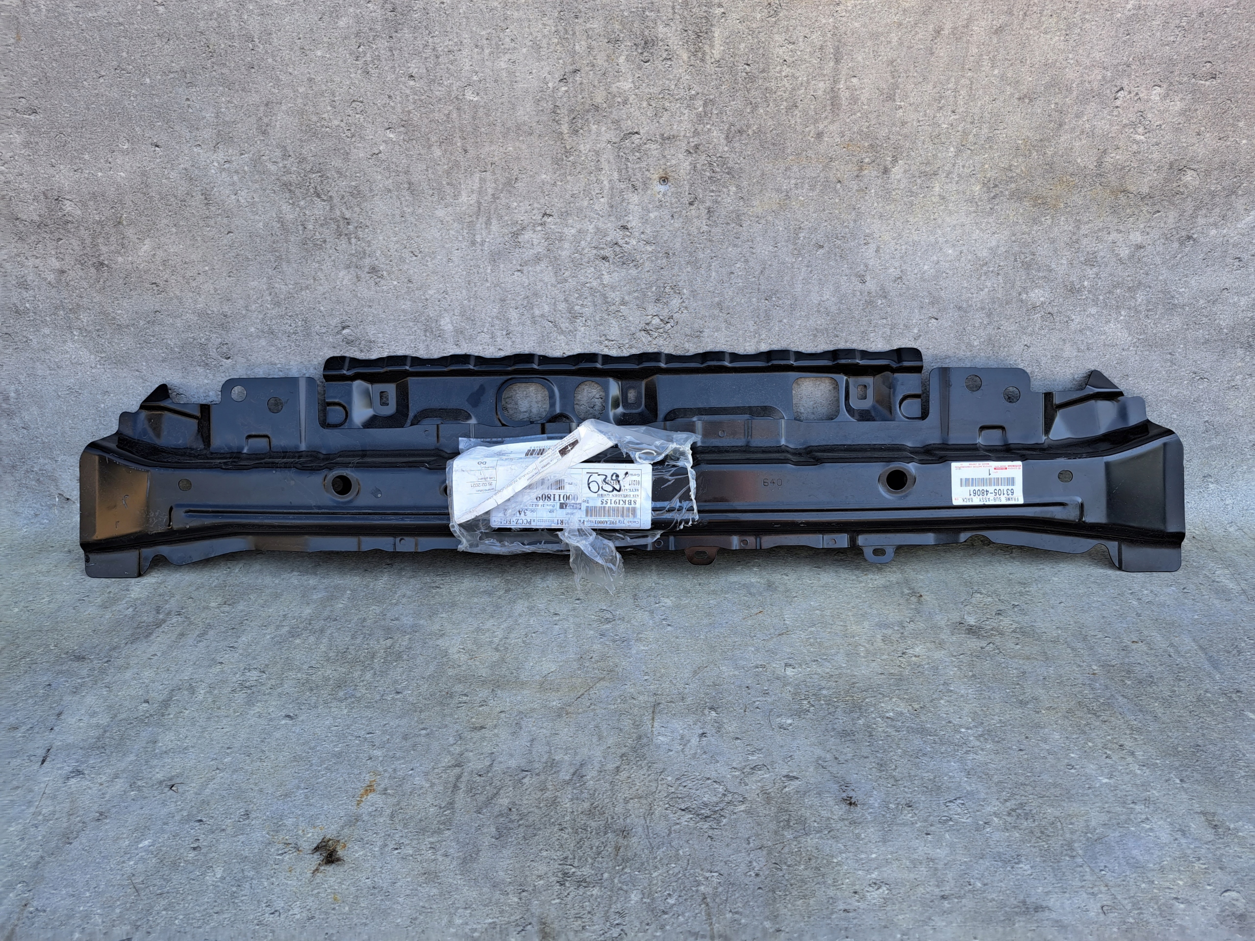 LEXUS PAS TYŁ 63105-48061