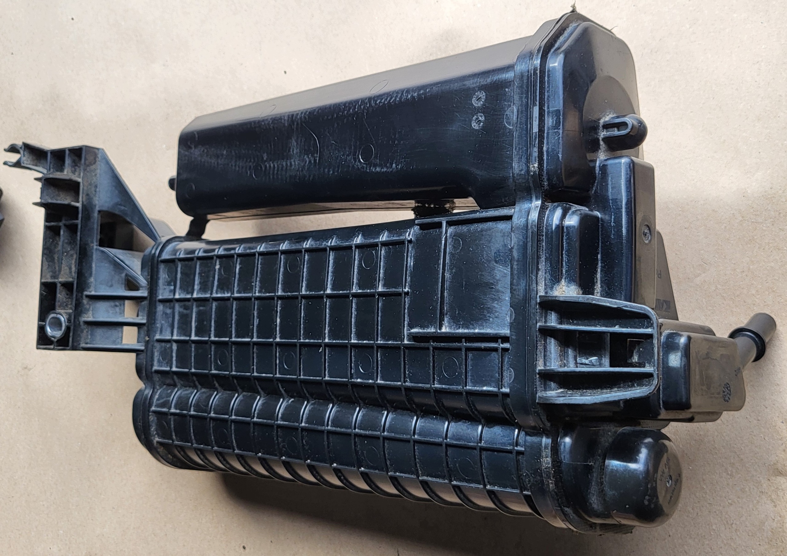 kohlenstofffilter des kraftstoffsbehälters VW TIGUAN II LIFT 1.5 2.0 TSI 5QA201801A 5Q0201890A