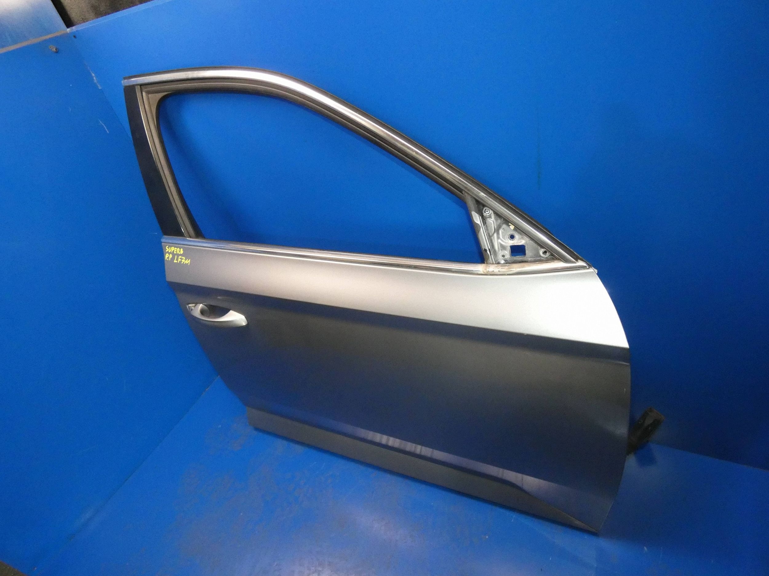 SKODA SUPERB III 3V door right right front front complete of wheels:LF7M