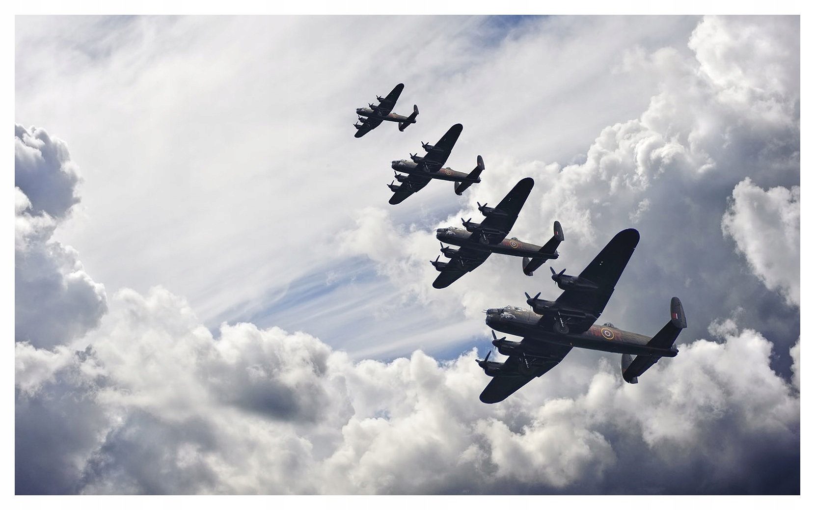 Fototapeta Lancaster Eskadra bombardérů v oblacích nebes 368x254 lepidlo