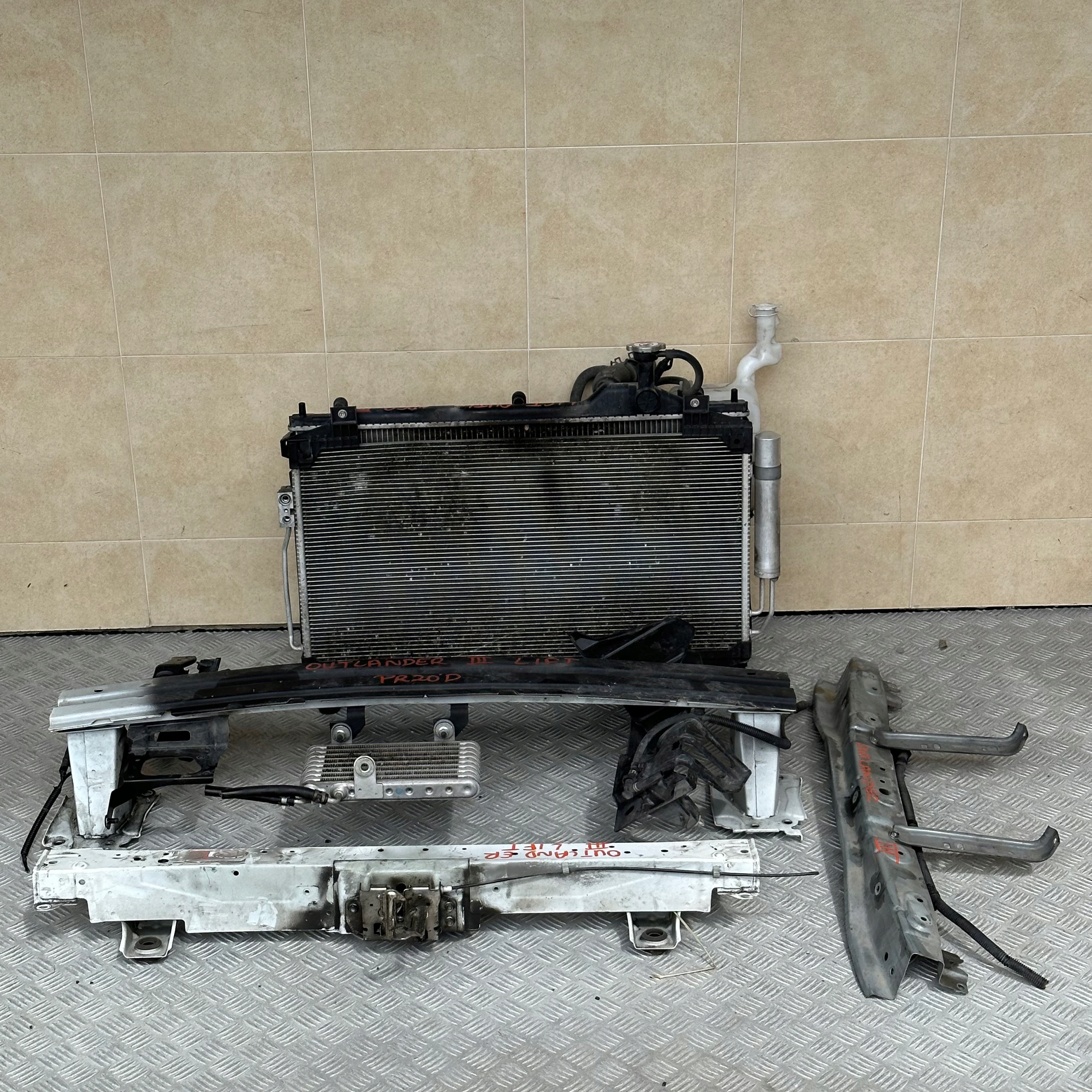 PAS PRZEDNI CHŁODNICE OUTLANDER III LIFT 2.2 D