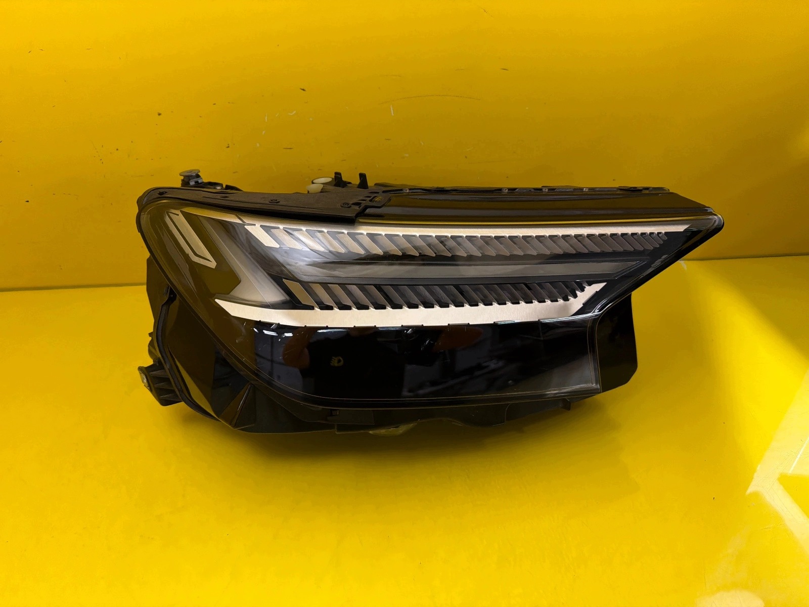 light right Audi Q4 E-Tron Matrix Full Led 89A941036M