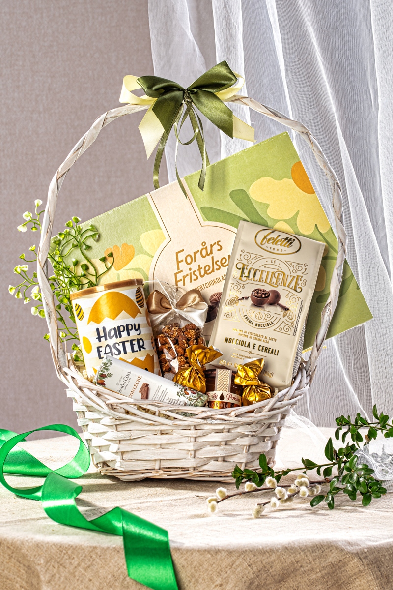 Levně Dárkový koš s pralinkami – Elegantní velikonoční dárek