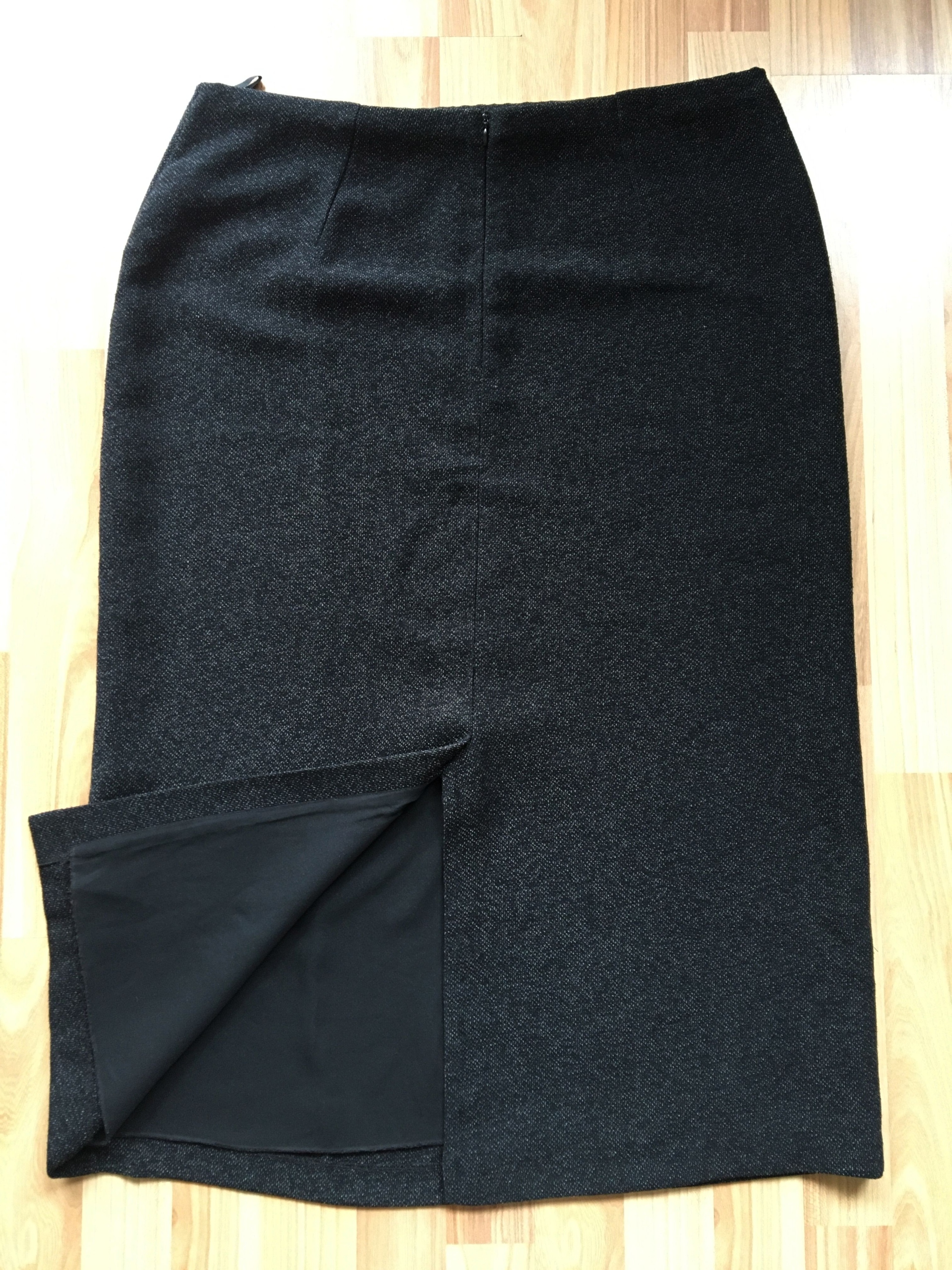 MARKS & SPENCER ______ - CZARNA - ______ r. 18 - 46 = Z PODSZEWKĄ