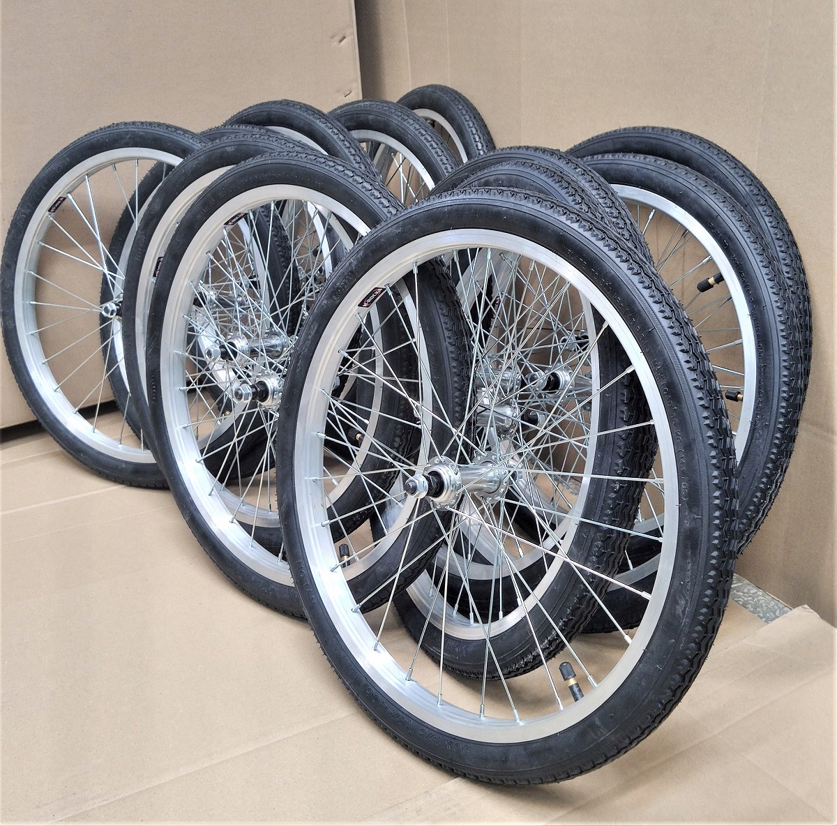 Přední kolo 20 s pneumatikami, silný hliníkový ráfek, náboj s osou 10 mm