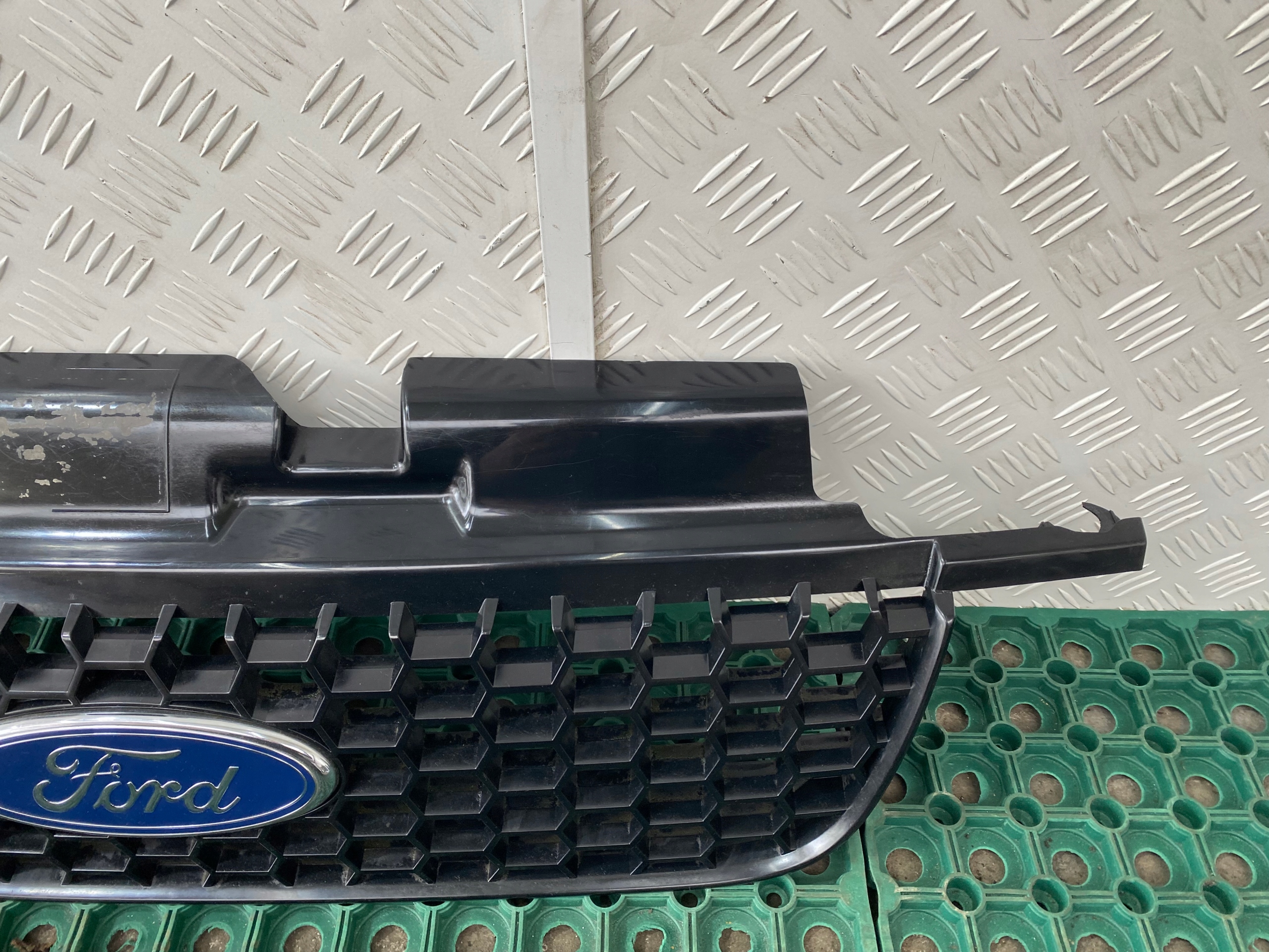 FORD MAVERICK II 04-07 grill grille front front 5L84-8150-AEW OE