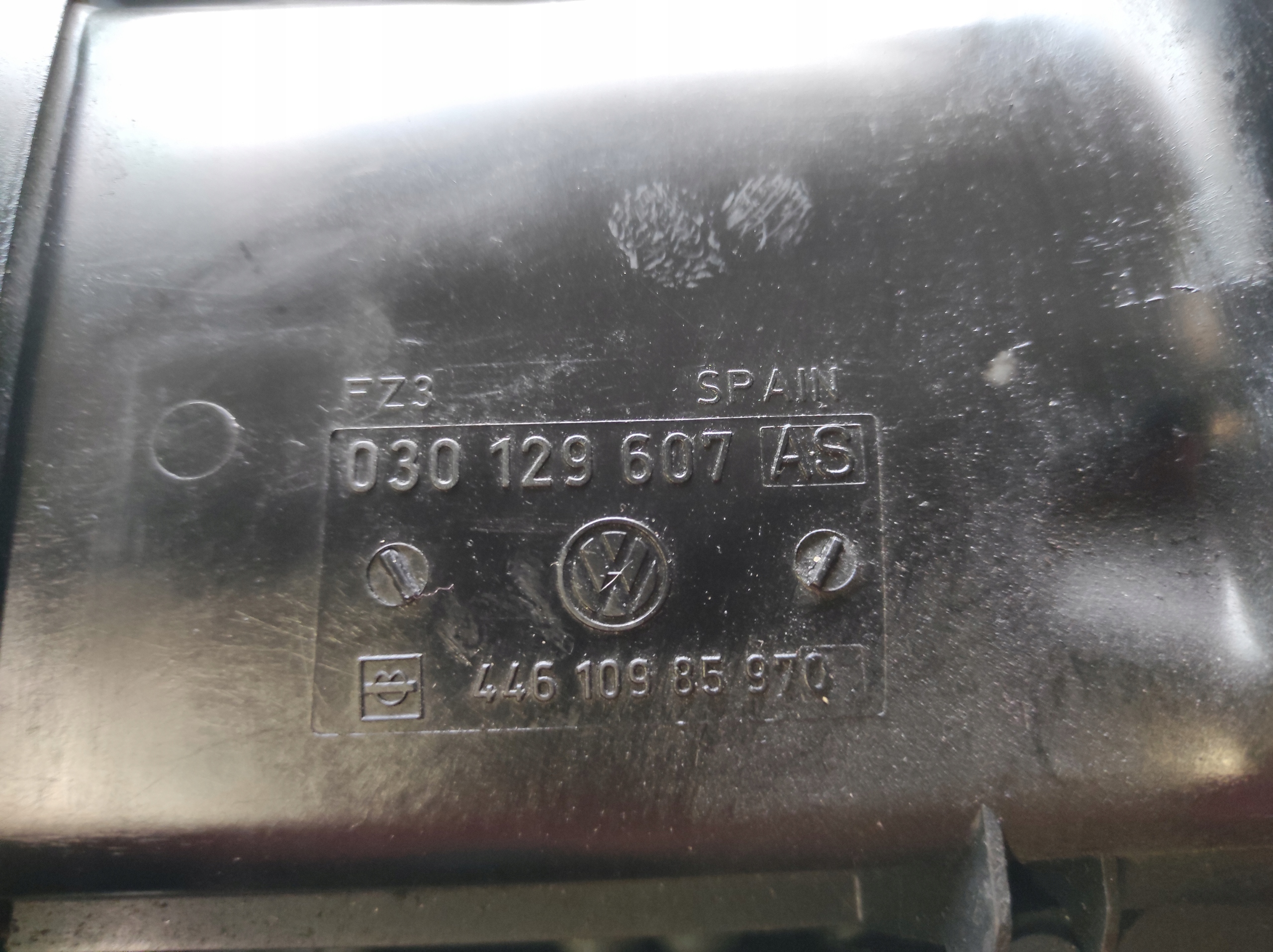 VW Polo 6N2 1.0 MPI 030129607BD engine housing cover