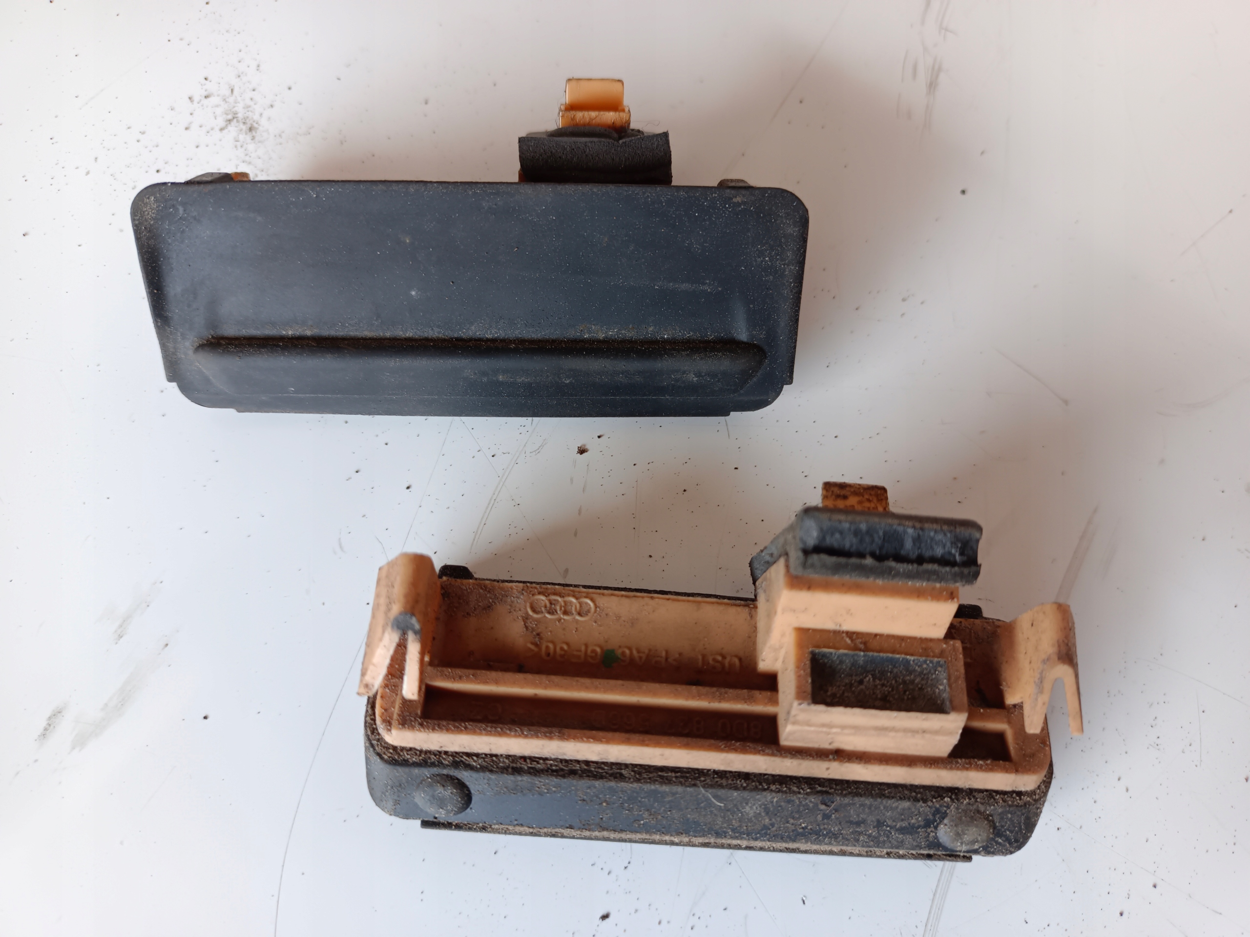 8D0827565D 8D0827566D - Микро-контакт ручка закрылка AUDI A3 8L LIFT A4 B5 универсал