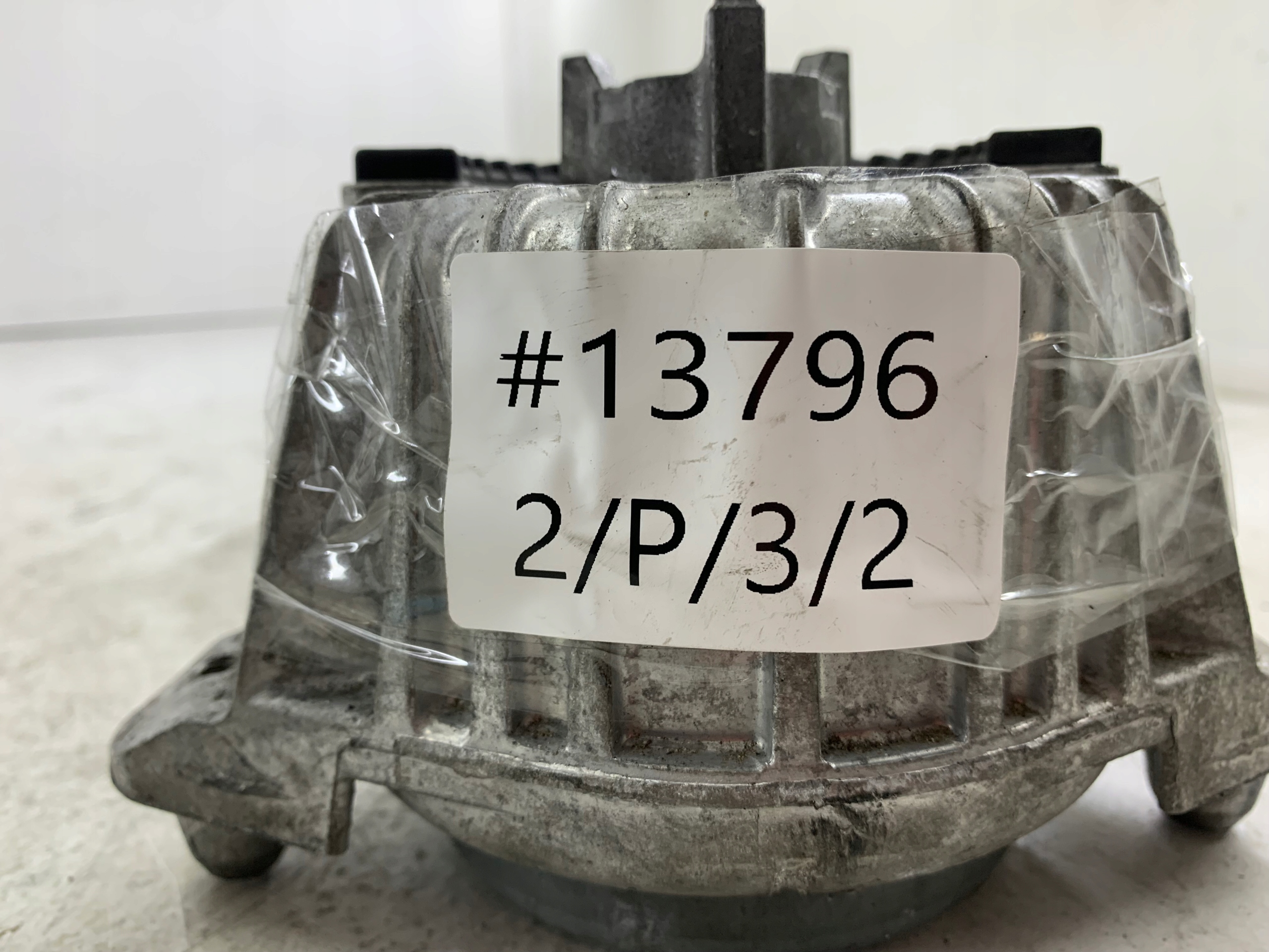 MERCEDES W212 3.0 CDI engine mount A2042405817