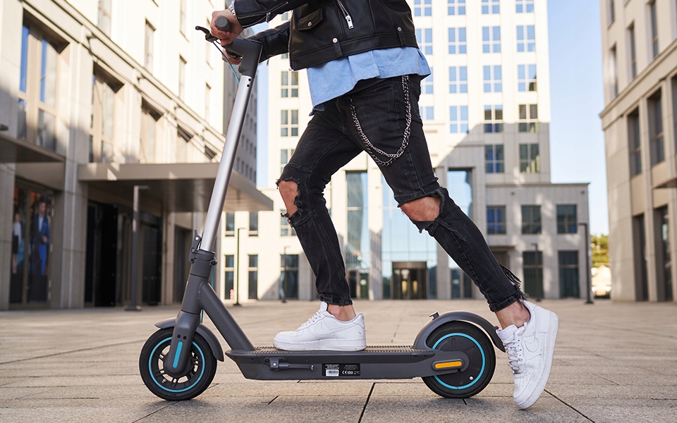 Hulajnoga elektryczna Scooty 10 kierunkowskazy Model Scooty 10