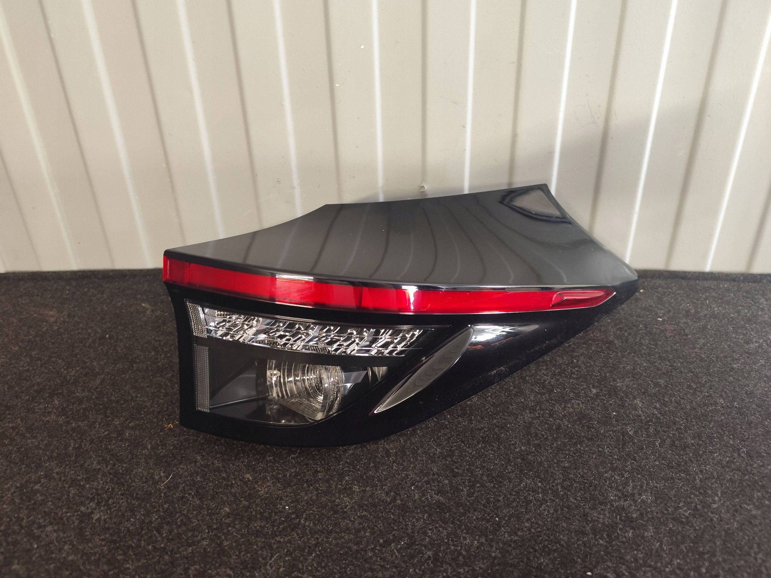 TOYOTA YARIS CROSS light rear right 81550-0DE20 complete dismantling