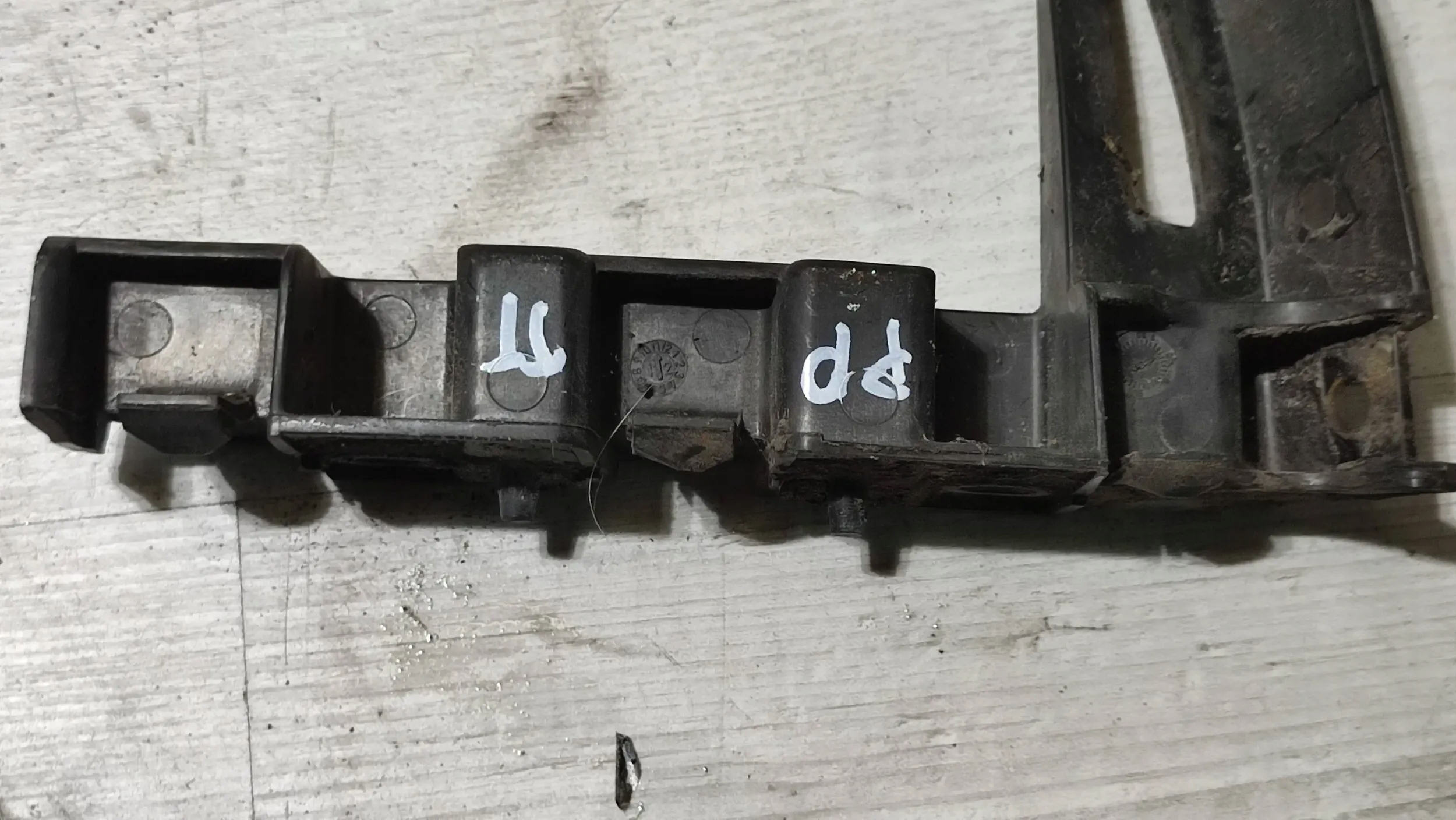 Audi TT 8J 13r 2.0tdi front side right bumper bracket