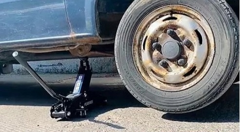 PODNOŚNIK SAMOCHODOWY HYDRAULICZNY ŻABA LEWAREK ŻABA 2,5Tdwutłokowy Udźwig 2.5 kg