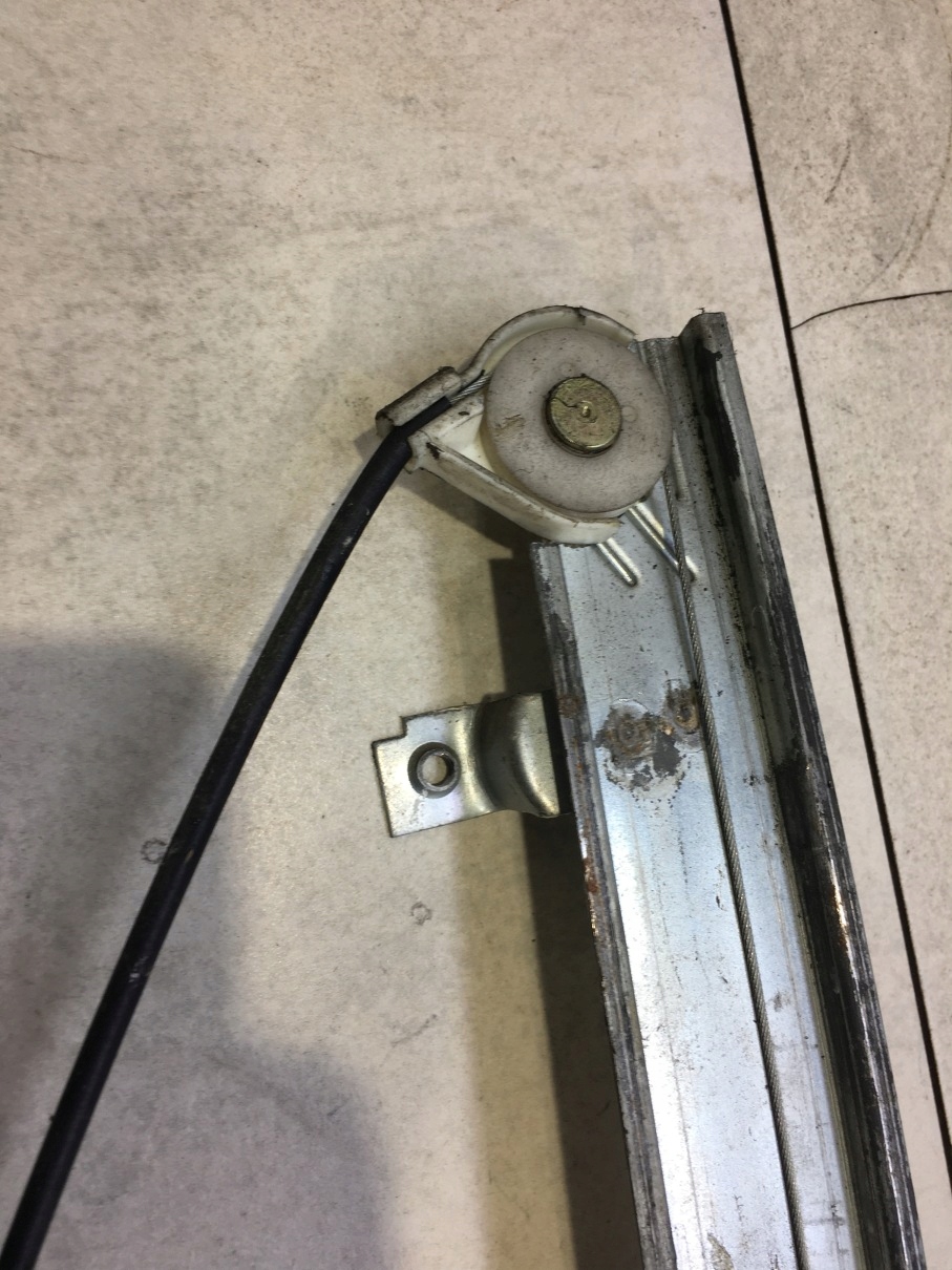 window regulator left rear part SPACE WAGON II MB517475