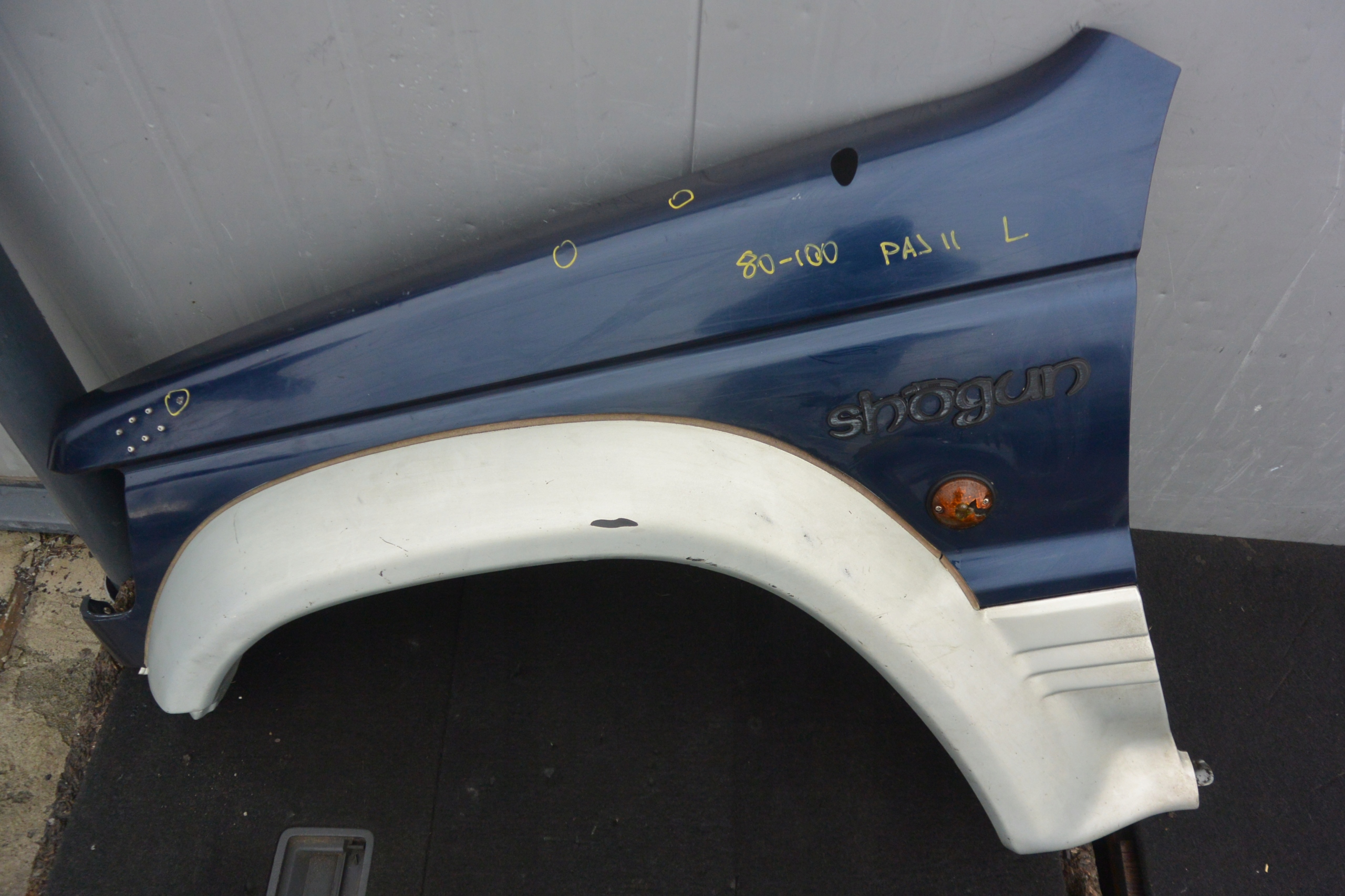 MITSUBISHI PAJERO II fender left front BDB