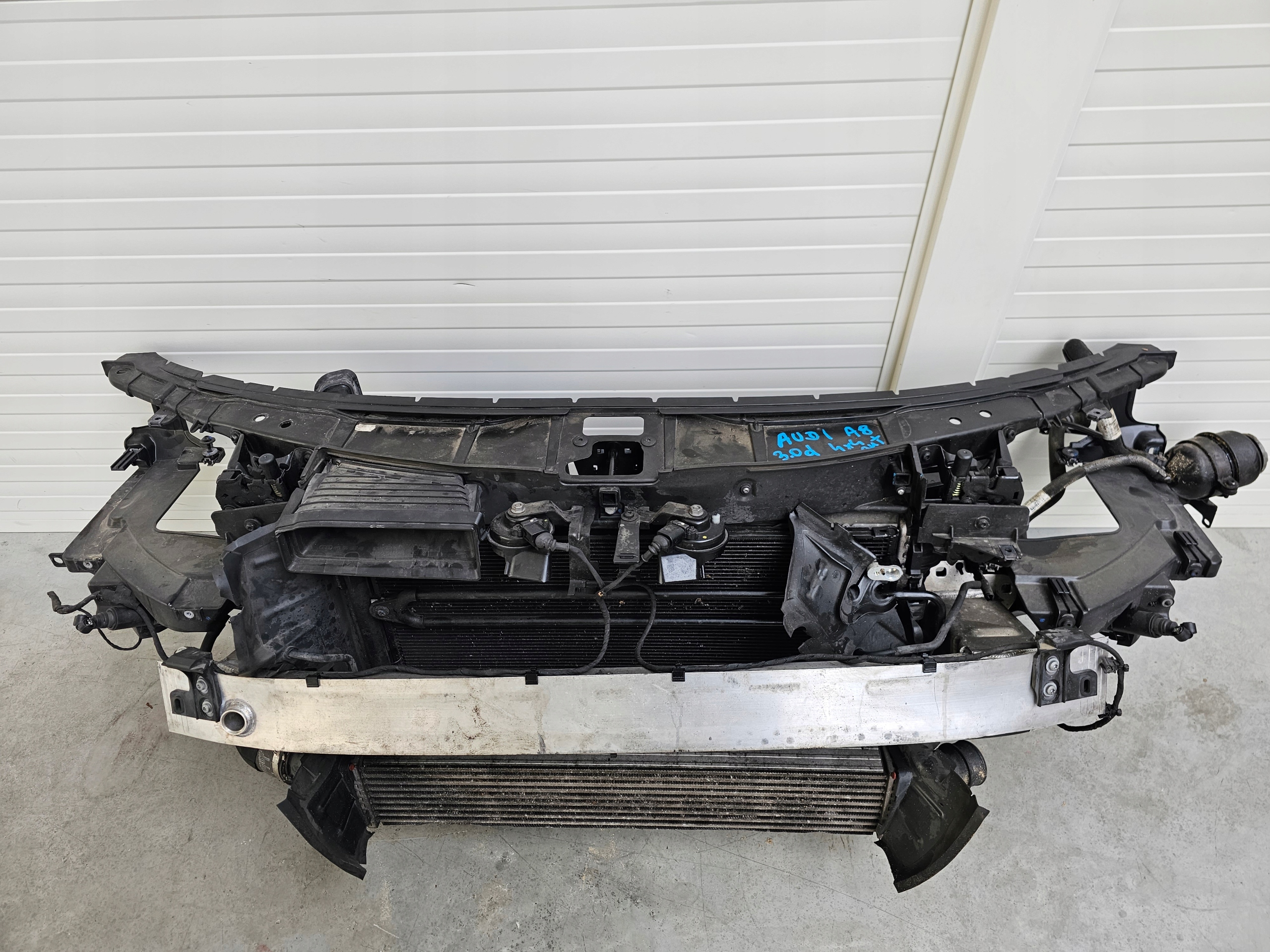 Pas przedni chłodnice Audi A8 D4 3.0TDI