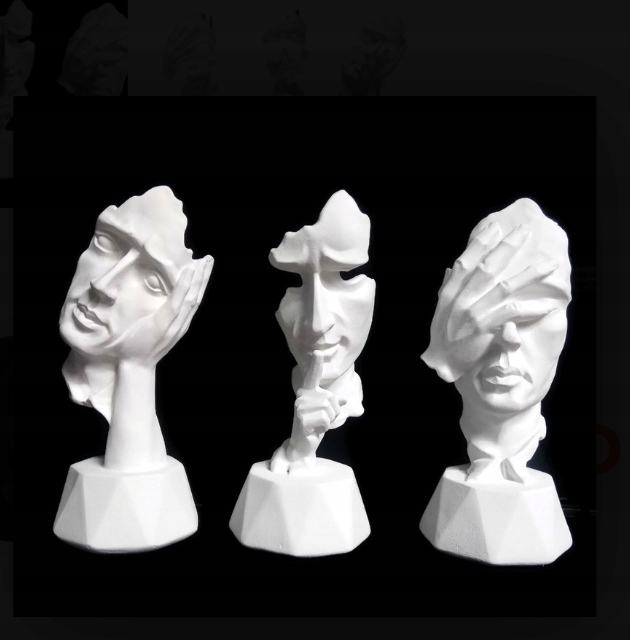 

Trzy rzeźby.Tryptyk .H-14cm.Komplet.Biały