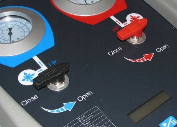 STACJA DO OBSŁUGI KLIMATYZACJI Profesjonalna j.Polski + TESTER Cechy dodatkowe możliwość konwersji 1234yf wyświetlacz