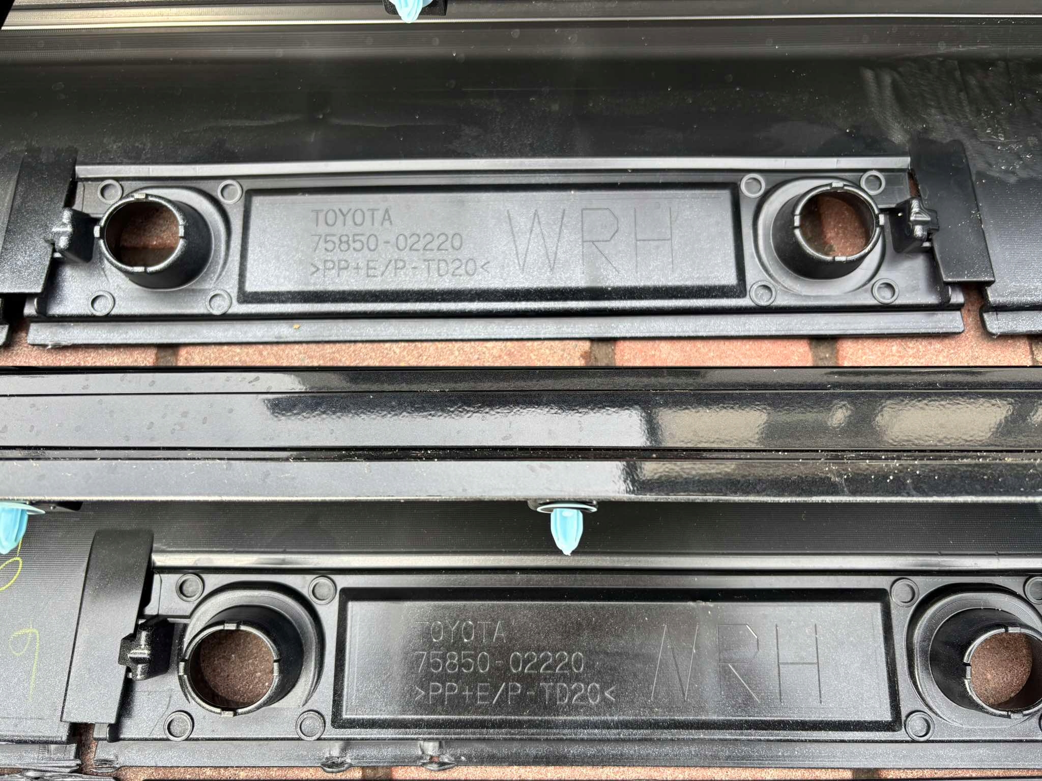 moulding threshold right TOYOTA COROLLA E21 75850-02220