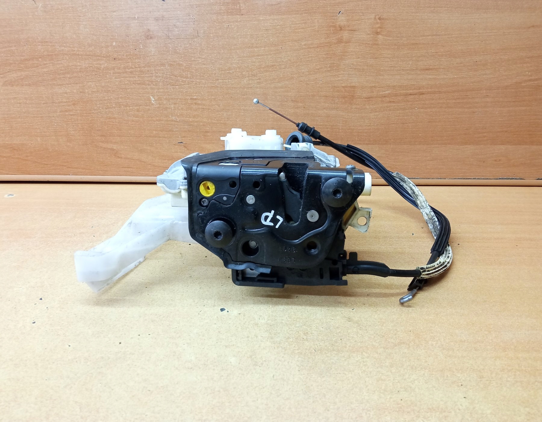 ZAMEK DRZWI LEWY PRZÓD VW PASSAT B7 7 PIN Producent części Volkswagen OE