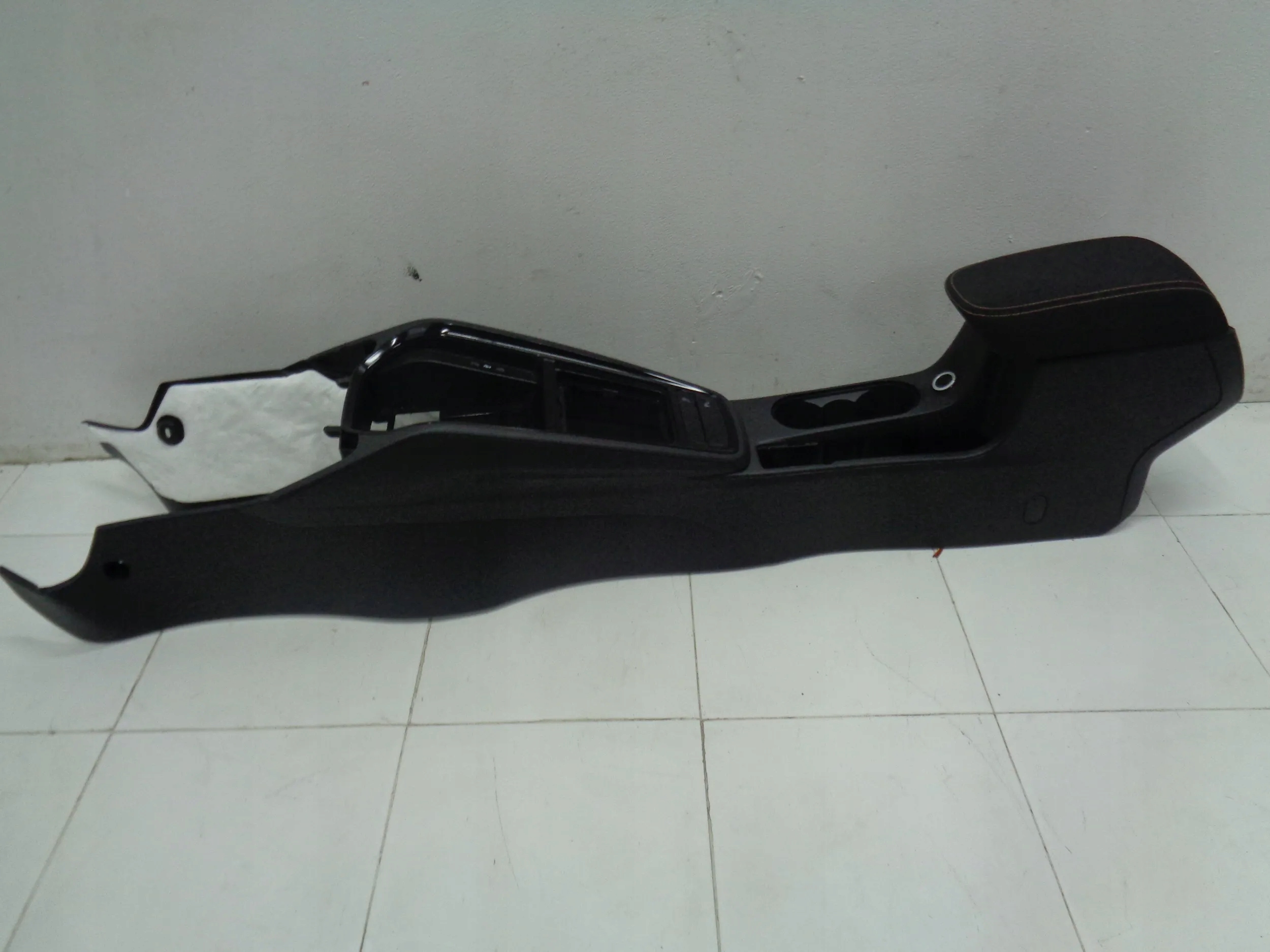 SKODA KAMIQ TUNEL central armrest 19r