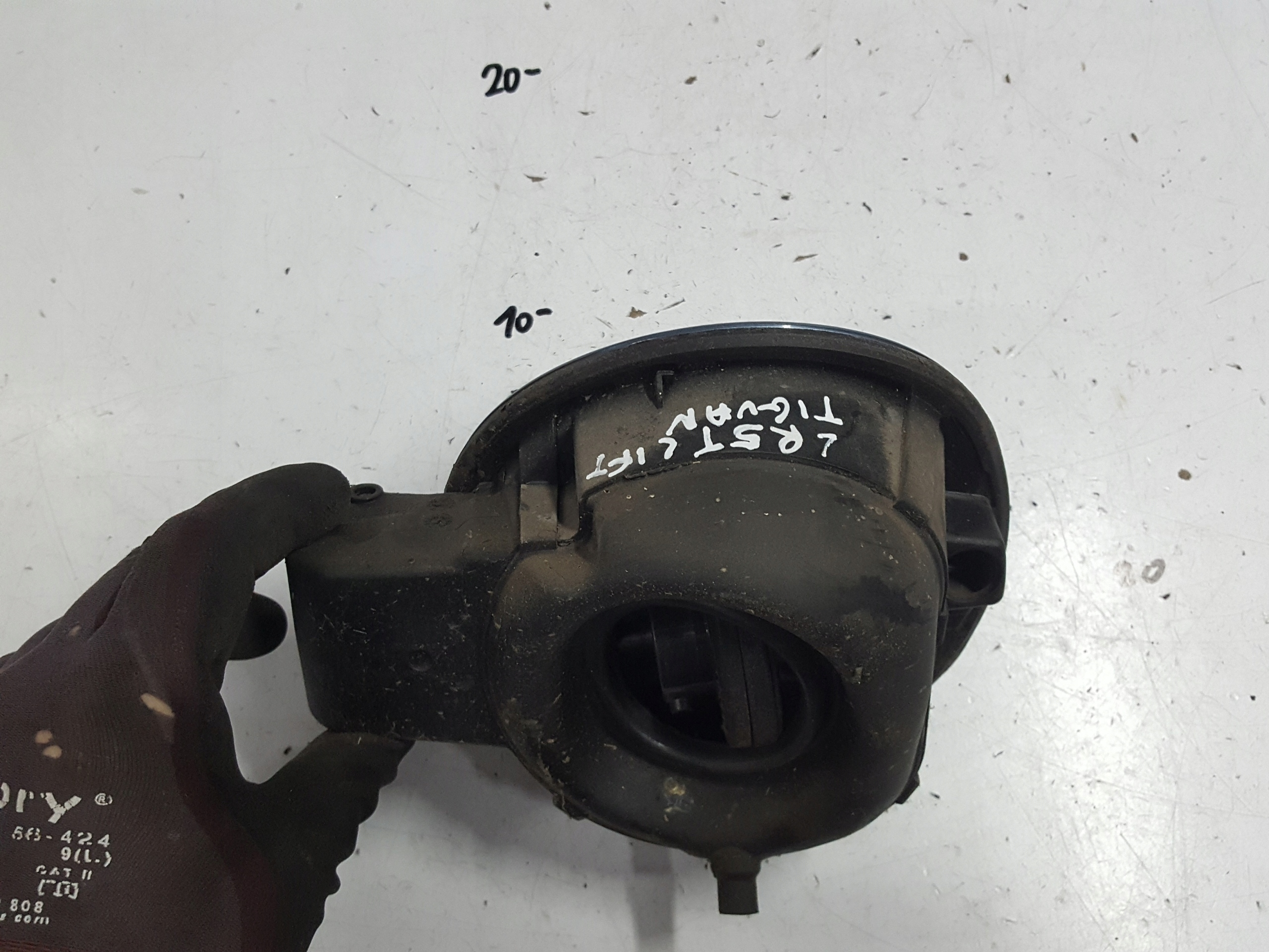 VW TIGUAN I 5N 06-16r KLAPKA WLEWU PALIWA LR5T Typ samochodu 4x4/SUV Samochody osobowe