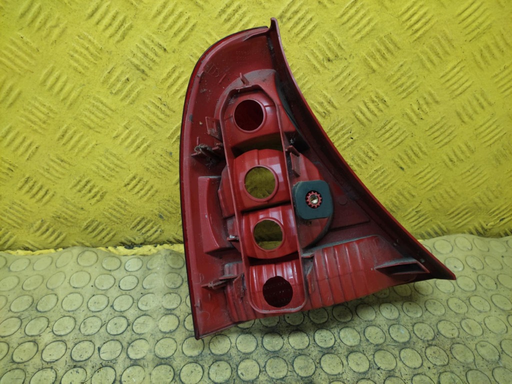 RENAULT CLIO II LIFT light right rear part 8200071414