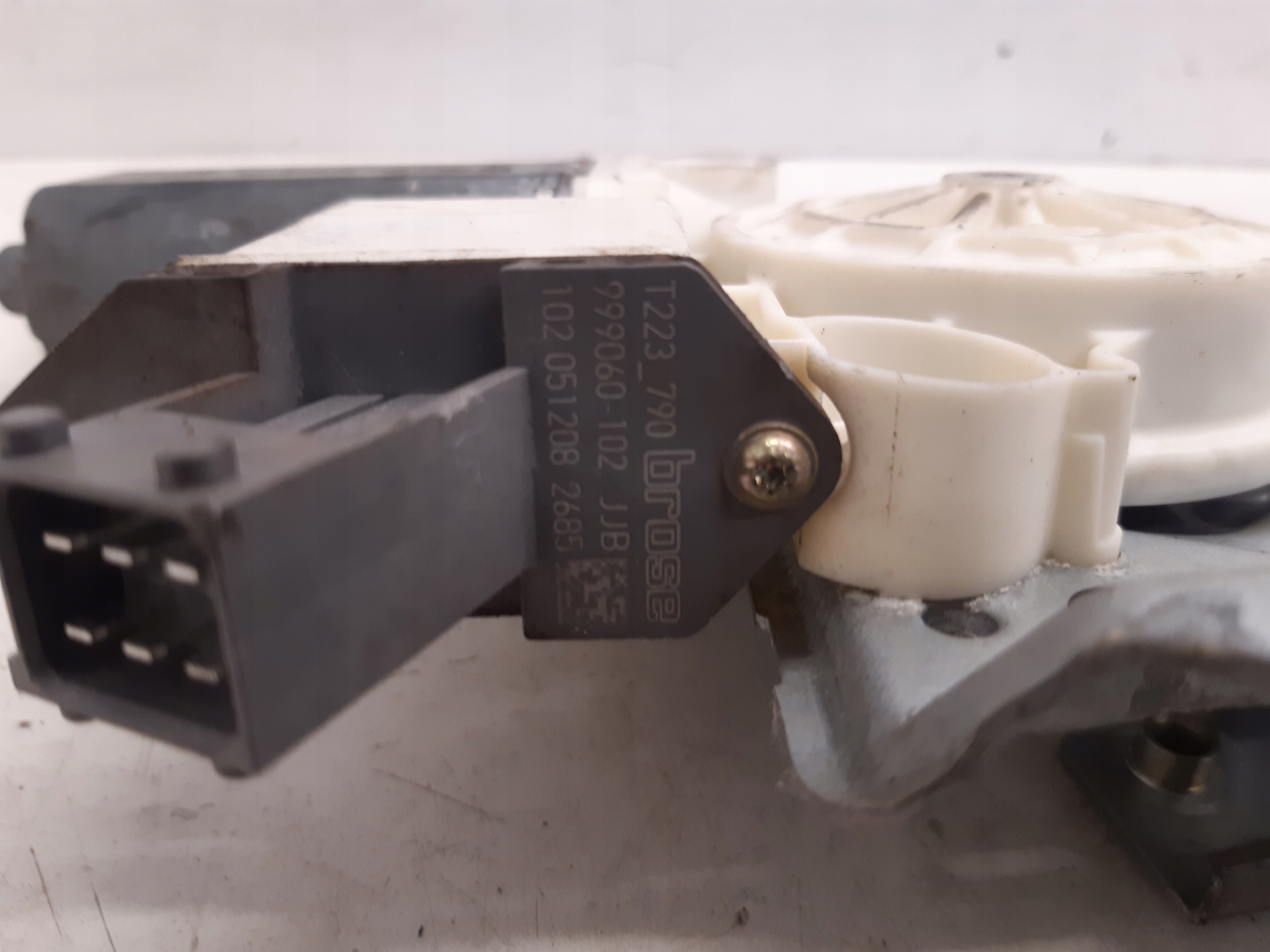 window regulator right front 6981005050 Toyota Avensis T25
