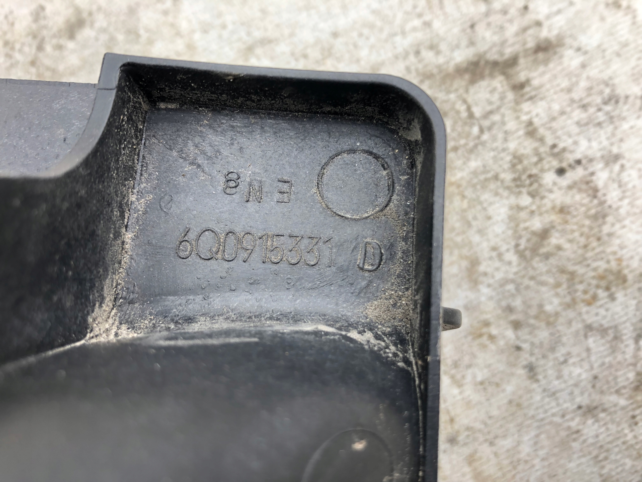 držák akumulátoru VW SKODA AUDI 6Q0915331D