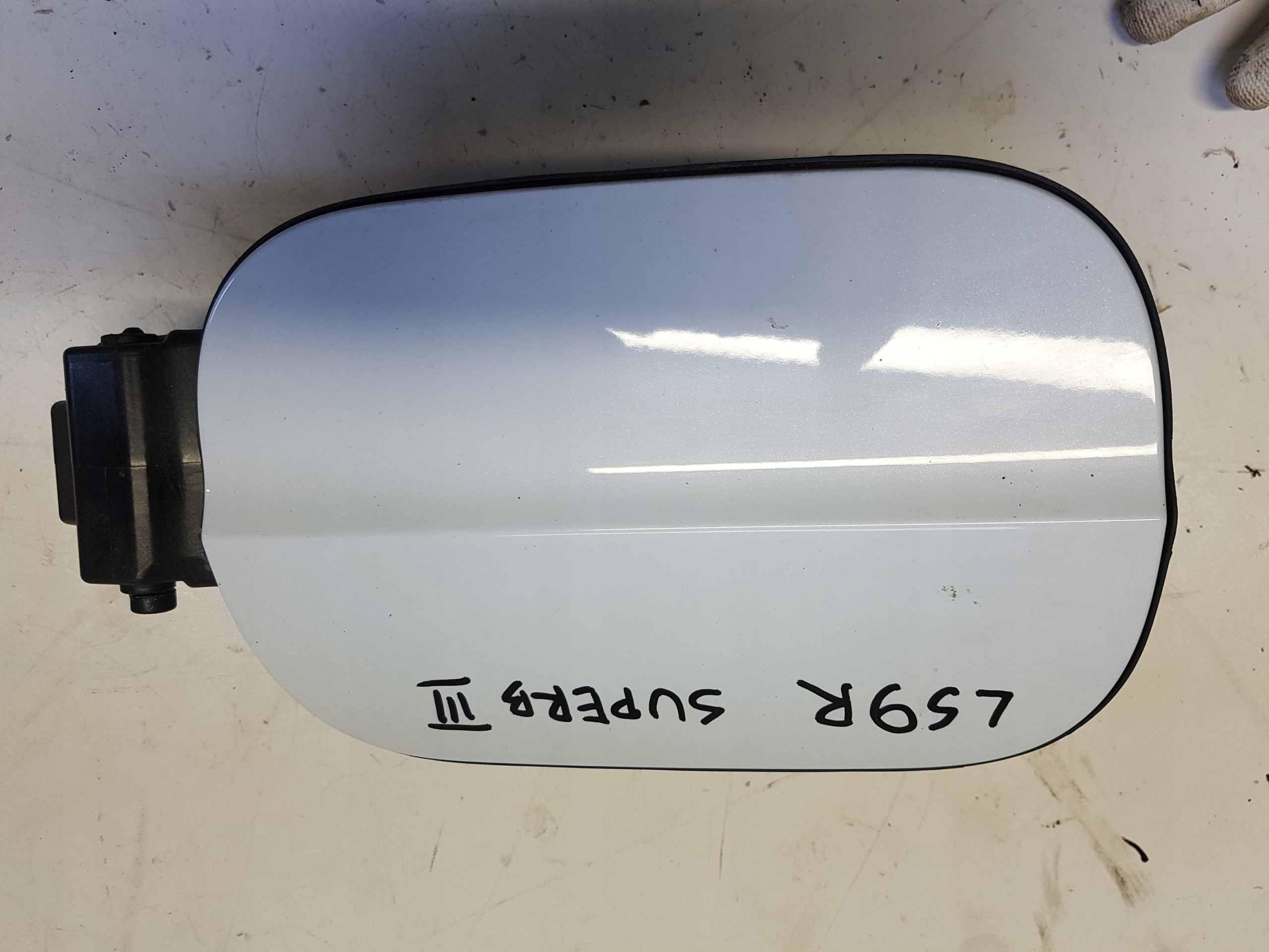 SKODA SUPERB III 3V KLAPKA WLEWU PALIWA LS9R