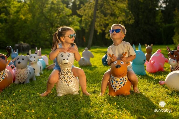 Skoczek gumowy dla dzieci ALPAKA 55 cm brązowa do skakania z pompką Materiał guma