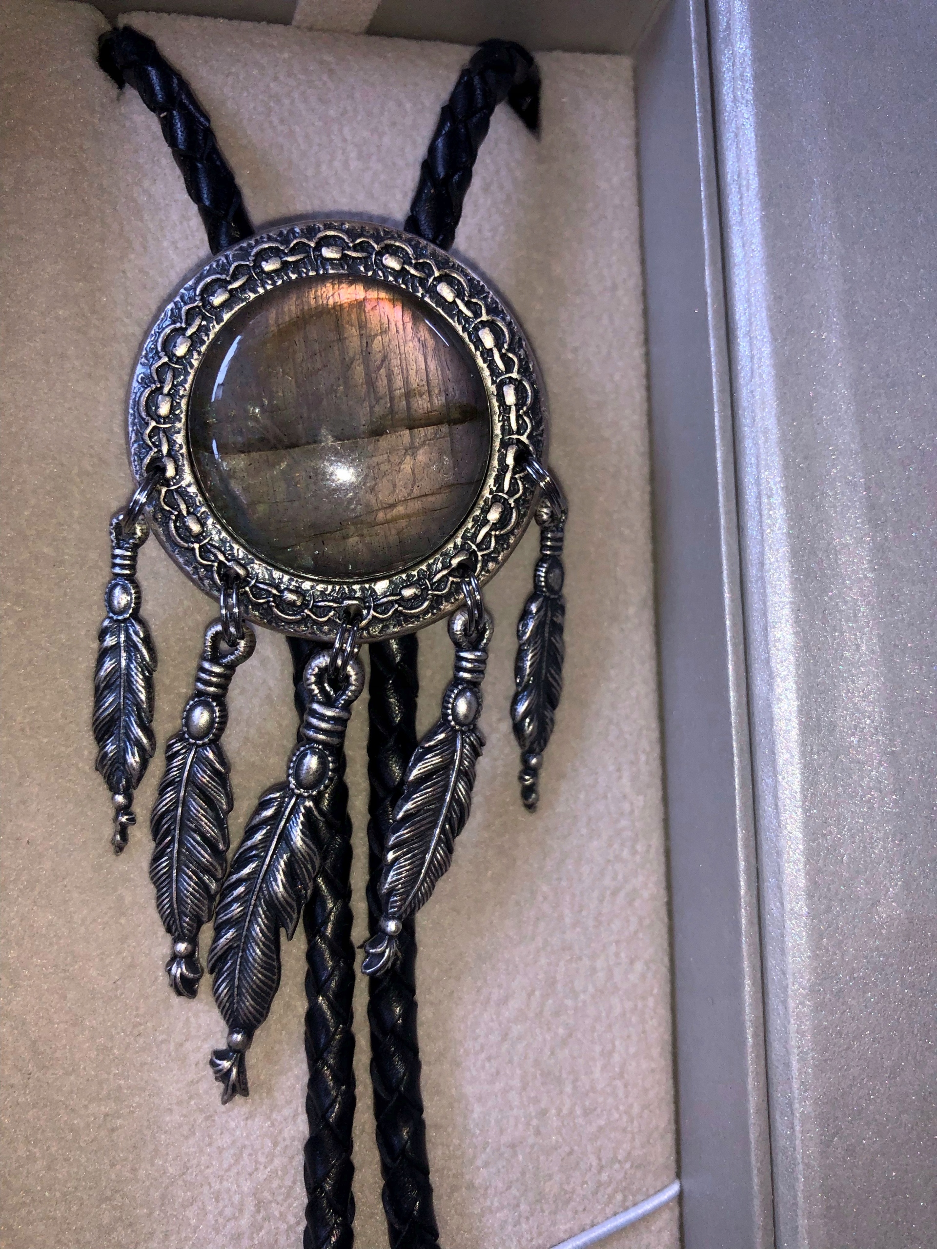 Bolo postříbřený lapač snů western s Labradoritem, přírodní kůže