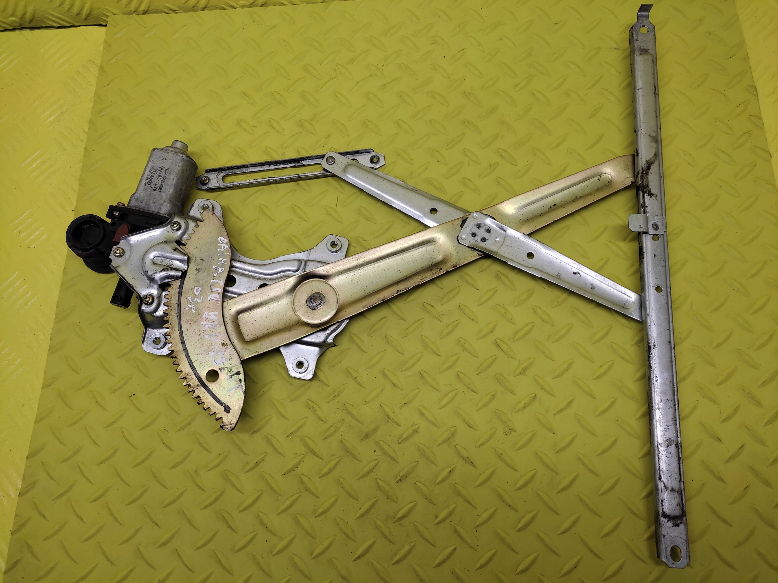 DAIHATSU YRV window regulator left rear part 2621001020