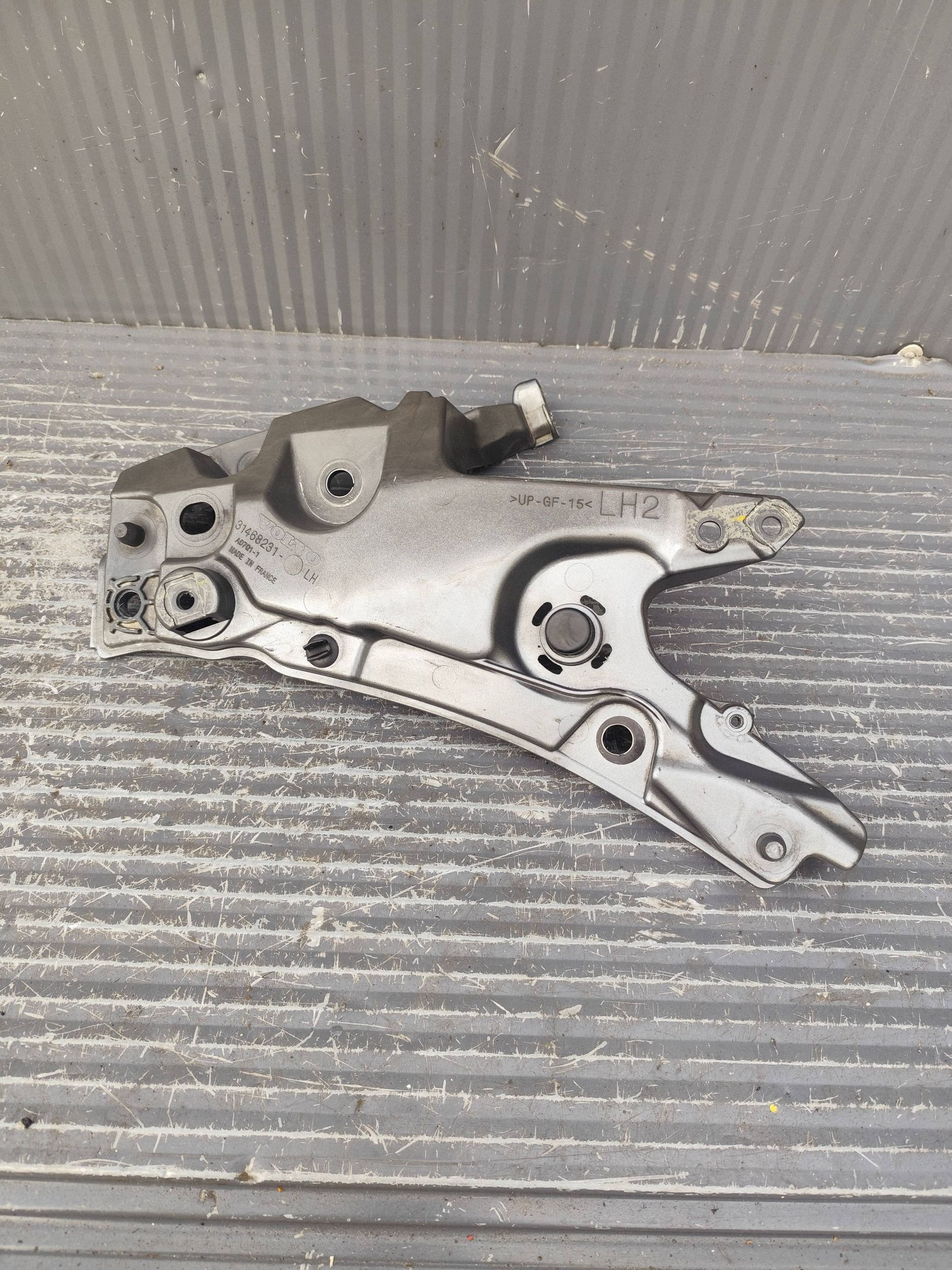 VOLVO V60 II halter des kotflügels links 31468231