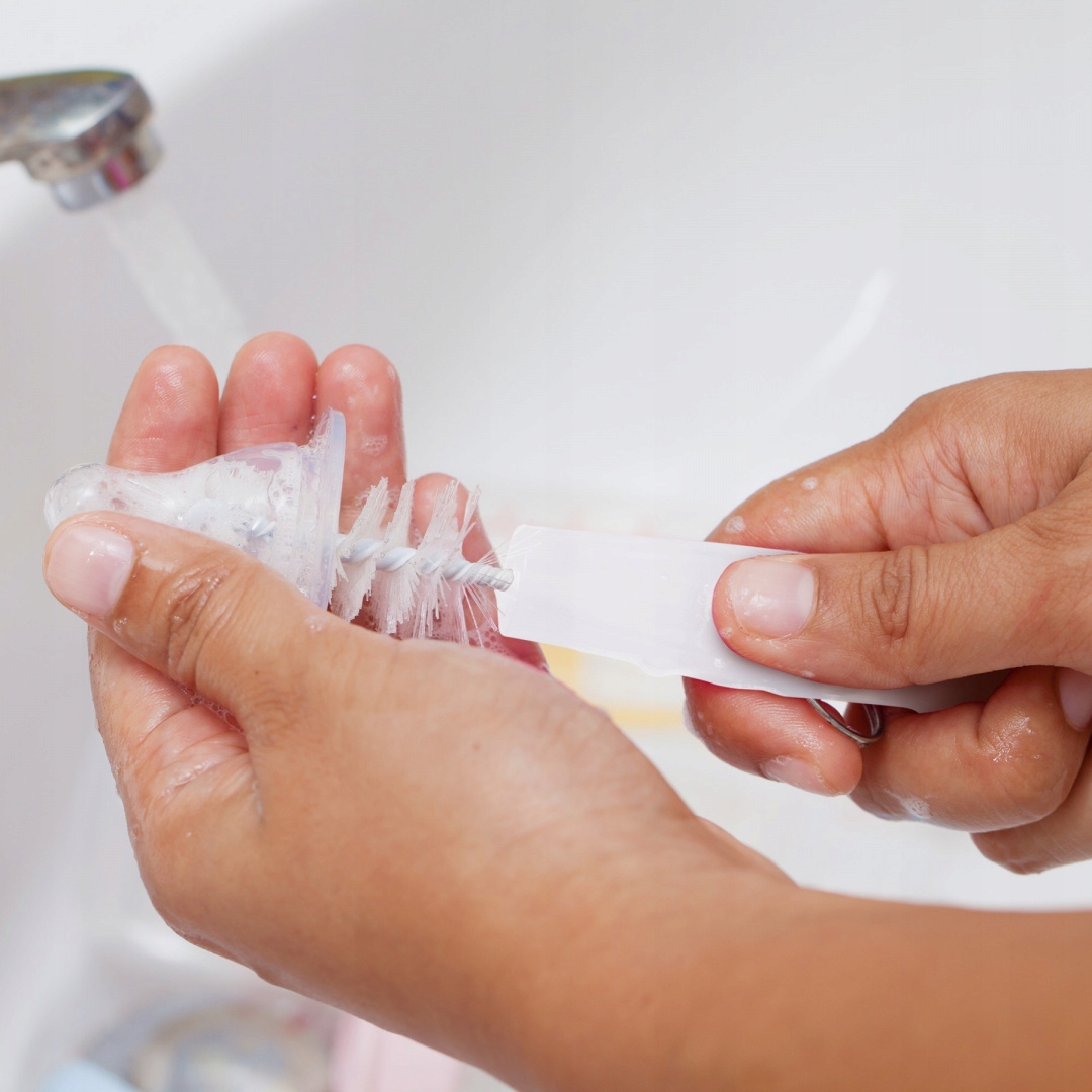 Szczotka do mycia butelek i smoczków Canpol zestaw 2 szt. z oczkiem biały Marka Canpol babies