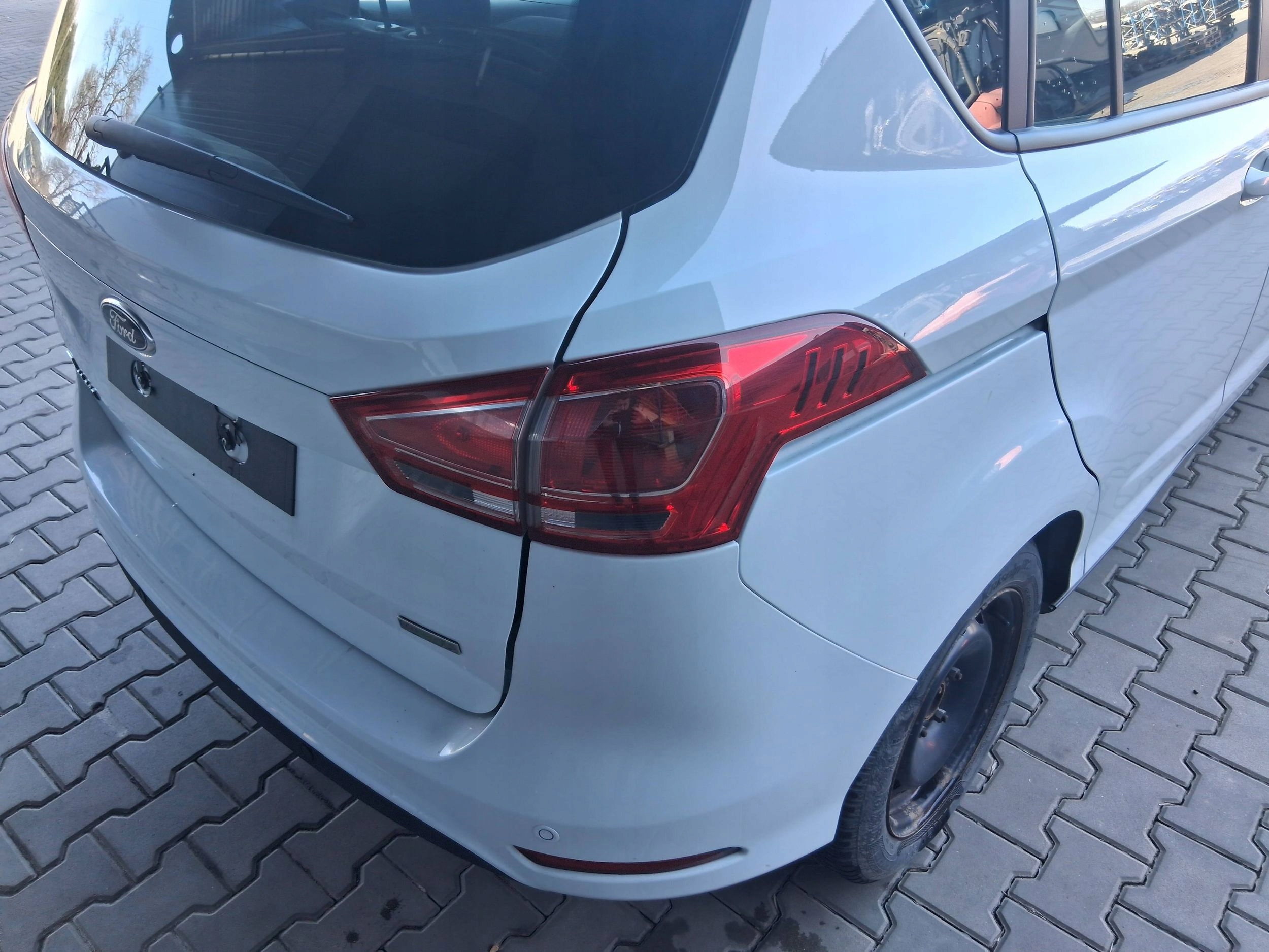 FORD B-MAX LAMPA PRAWA TYLNA TYŁ 12-